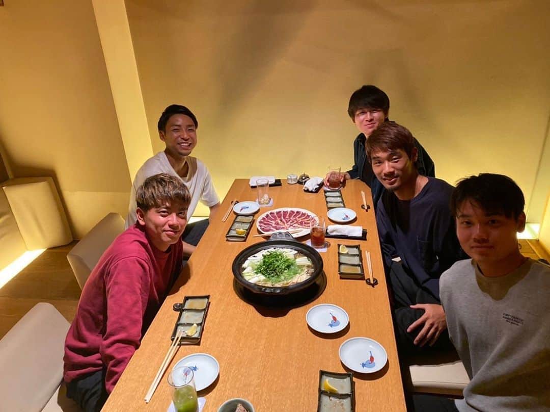 のインスタグラム：「ポンコツ会  今日は悠さん、竜也くん、ヒデ、自称　#川崎の菅田将暉　と焼きフグ、スッポン鍋を食べてきました😆  悠さんはフグのこと鶏肉？って言うし、 竜也くんは喋りすぎて暑なってトレーナー脱いでたし、 ヒデはただひたすらに食べてるし、 原田は二言くらいしか喋らないし、 まともな人は僕しかいなかったです🤷‍♂️ ただめちゃくちゃ楽しかったです！！ 悠さんご馳走様でした🙇 #川崎フロンターレ #frontale」