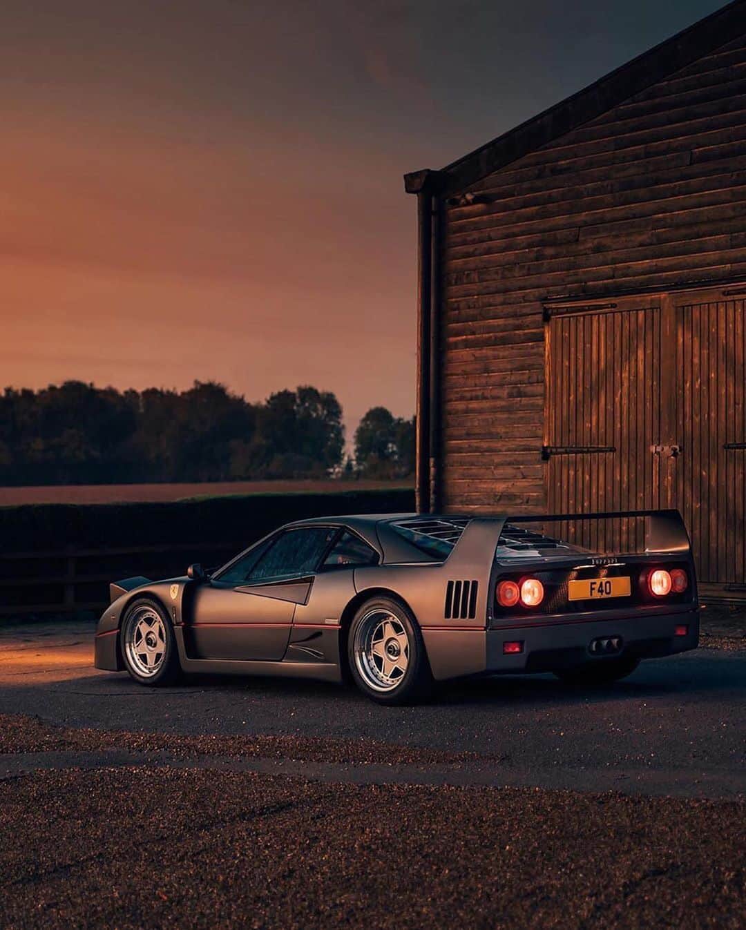 CarsWithoutLimitsさんのインスタグラム写真 - (CarsWithoutLimitsInstagram)「Wow this Brunei Spec Ferrari F40 is beautiful. What do you guys think ?? Photo @alexpenfold  #carswithoutlimits #ferrari #f40」10月30日 21時31分 - carswithoutlimits