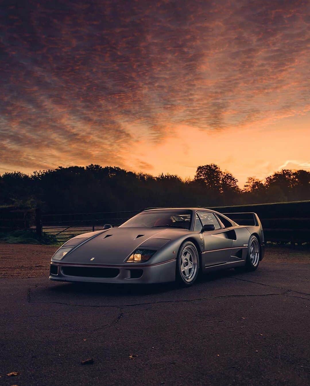 CarsWithoutLimitsさんのインスタグラム写真 - (CarsWithoutLimitsInstagram)「Wow this Brunei Spec Ferrari F40 is beautiful. What do you guys think ?? Photo @alexpenfold  #carswithoutlimits #ferrari #f40」10月30日 21時31分 - carswithoutlimits