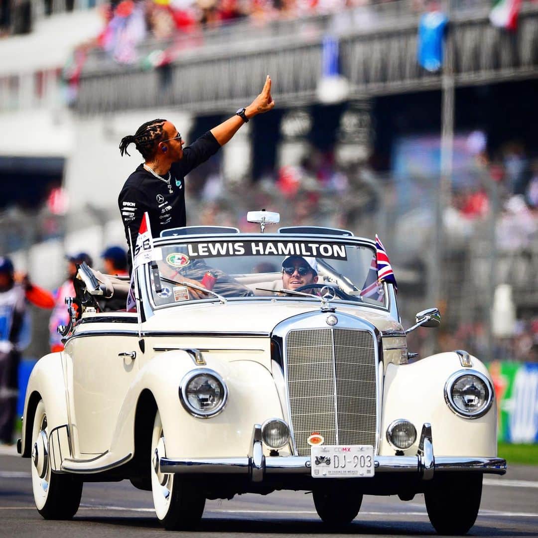 MERCEDES AMG PETRONASさんのインスタグラム写真 - (MERCEDES AMG PETRONASInstagram)「If you’re gonna ride, ride in style 🤙  Which classic car would you do your parade lap in #BestFans? • #MercedesAMGF1 #MercedesBenz #F1 #LH44 #DriversParade #PETRONASmotorsports」10月30日 21時32分 - mercedesamgf1