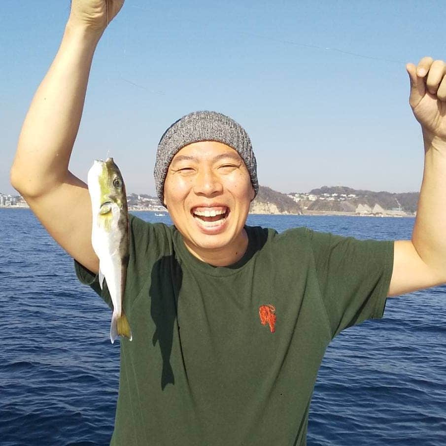 松本康太さんのインスタグラム写真 - (松本康太Instagram)「今日は鎌倉で釣りをしました♪ 小さいお魚しか釣れなかった(￣▽￣;) でも釣りは楽しいのです♪  #釣り #つり #fishing #鎌倉 #ふぐ #小さい魚 #キャチアンドイート #レギュラー松本 #あるある探検隊」10月30日 21時34分 - aruarutankentai.matsumoto