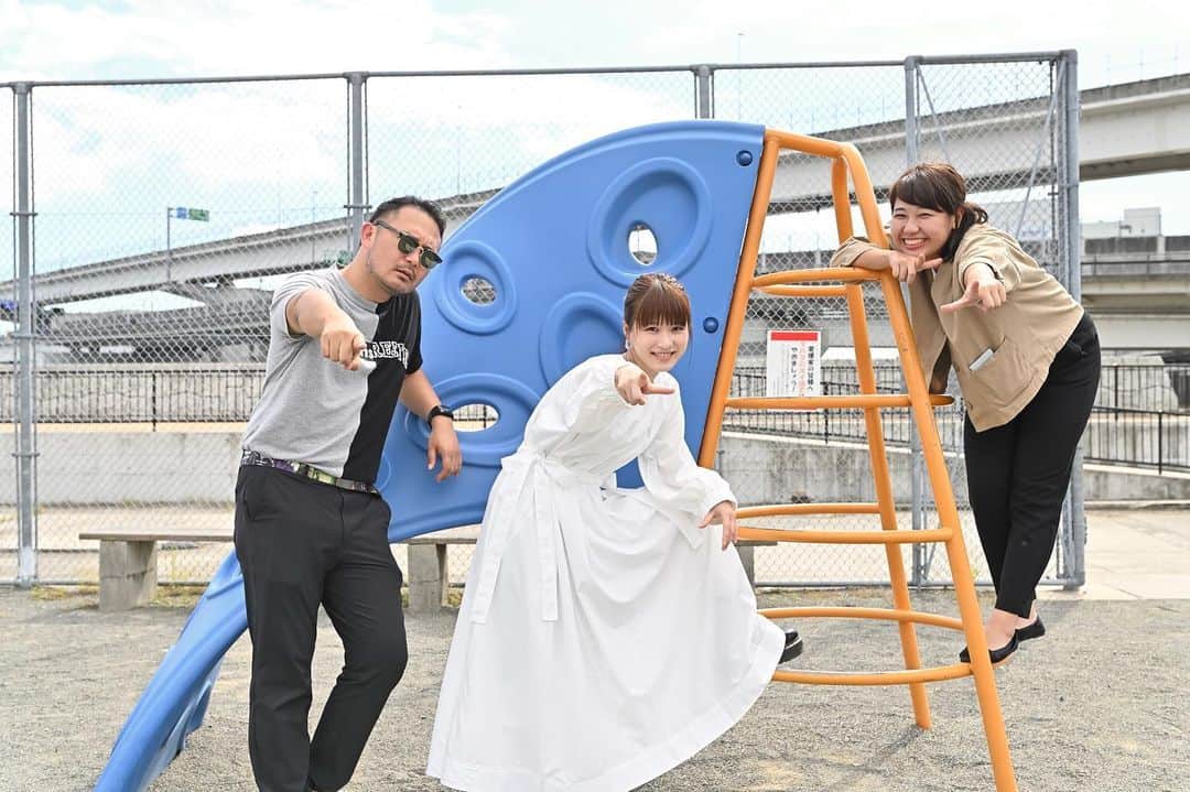 渕上里奈のインスタグラム：「⁑ カメラマンの光神さんとアシスタントのレイアちゃんと 👆 撮影楽しかったなぁ 𓃦」