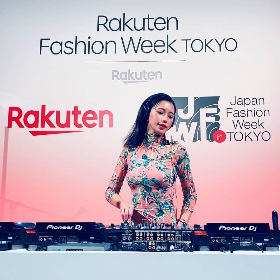城品萌音さんのインスタグラム写真 - (城品萌音Instagram)「♡ 先日行われた「Rakuten Fashion Week TOKYO」セルリアンホテルでのレセプションパーティーにて、DJさせて頂きました🎧 _ 「楽天」と「JFW」(日本ファッション・ウィーク推進機構)によって、 今年から「東京ファッション・ウィーク」は「Rakuten Fashion Week TOKYO」として新たにスタート🔥 _ 楽天三木谷社長、東京都知事のスピーチ、MIYAVIさんが最後にライブを披露する豪華なパーティーでした！ _ I did DJ at "Rakuten Fasion Week Tokyo"'s reception party. “Tokyo Fashion Week” is newly launched as “Rakuten Fashion Week TOKYO” from this year. It makes by"Rakuten"and"JFW". There was also MIYAVI stage that is so great. #djmone #femaledj #Rakuten #楽天 #jfw  #Fasionweek #MIYAVI #ワンクロ #艶肌では無く汗」10月30日 21時34分 - monemilk