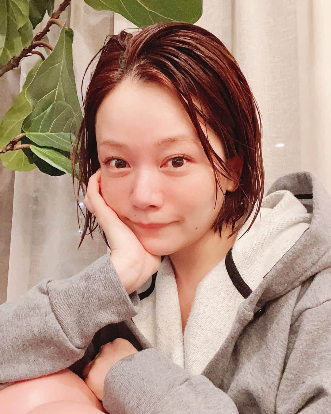 高山直子さんのインスタグラム写真 - (高山直子Instagram)「美容メモ📝✨﻿ 何年も愛用してるシートマスクで有名な、あのルルルンから生マスクが🥺✨﻿ スキンケアの最後に塗って寝るだけ。﻿ 保湿力がすごくて翌朝のしっとり感が素晴らしい👏🏻﻿ ルルルンが我々大人のために本気を出してきたって感じでございます。最高🙌🏻💓﻿ 2枚目→クリームの取り方に癖がありすぎる。笑﻿ ﻿ ﻿ #ルルルン﻿ #たまらん﻿ @lululun_jp﻿ ﻿」10月30日 21時34分 - nao_70koro