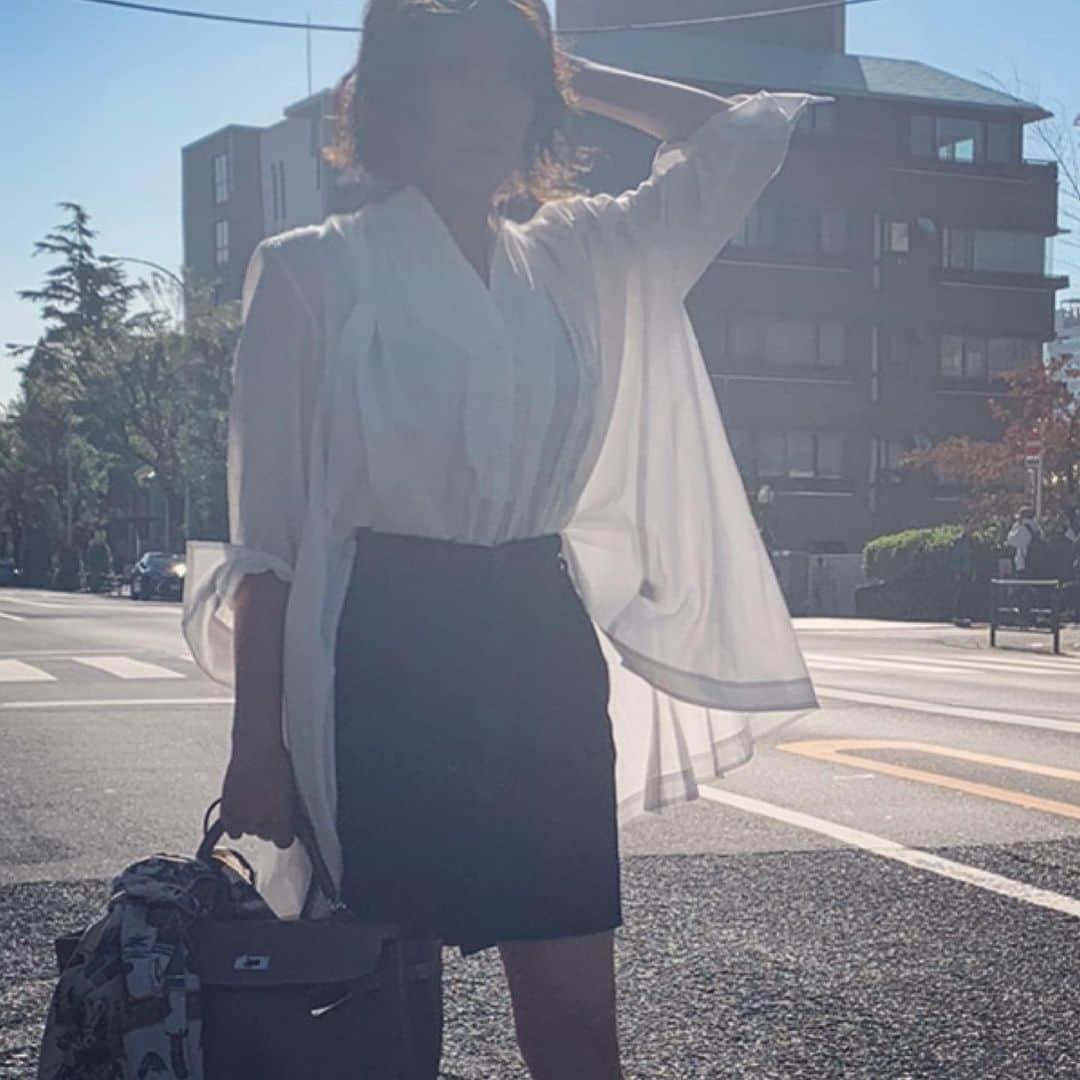 風間ゆみえさんのインスタグラム写真 - (風間ゆみえInstagram)「このブラウス良かった☺️ 着やすい、パッと着てすぐに決まるし。 おけいセンセ、これ優秀ブラウス‼︎ @1030kei  @stylings_official  展示会でオーダーした服が続々と届く週間。笑  クローゼット入らない…  フリーマーケットしよ‼︎ #yumie_k_style」10月30日 21時40分 - yumie_kazama