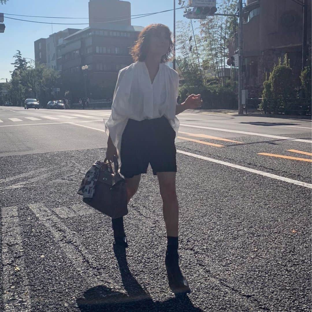 風間ゆみえのインスタグラム：「このブラウス良かった☺️ 着やすい、パッと着てすぐに決まるし。 おけいセンセ、これ優秀ブラウス‼︎ @1030kei  @stylings_official  展示会でオーダーした服が続々と届く週間。笑  クローゼット入らない…  フリーマーケットしよ‼︎ #yumie_k_style」