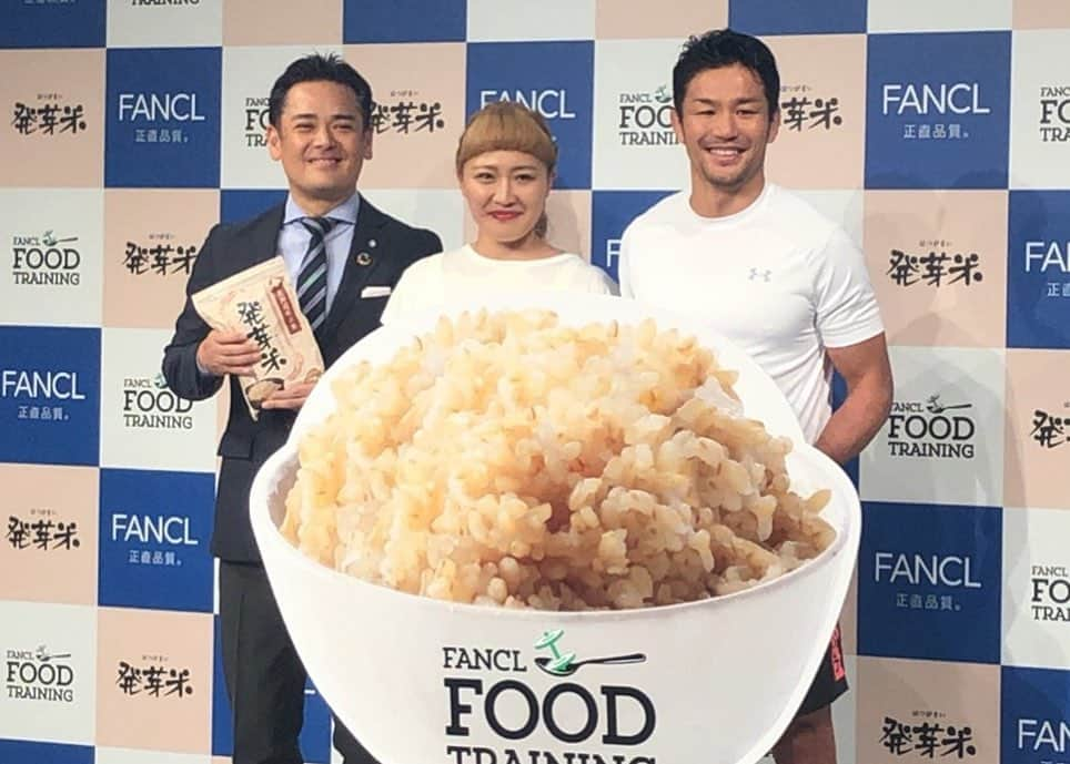 丸山桂里奈さんのインスタグラム写真 - (丸山桂里奈Instagram)「本日は、「FANCL FOOD TRAINING」の発表会で都内にただずんでました😳🤲 トレーニングと言われたら誰もが身体を鍛える話になってると思いますが、このたびのFANCLさんの取り組みは食事を改善し、健康な体づくりをするという、なかなか食事たちからしたらだいぶスポットあたるような感じになってます😊👋 私は現役のときはなかなか自炊だったので、丸鶏ばかり食べていてあんまり栄養がどうのこうのは考えなかったり、正直おいしいものというより身体にいいとか、パフォーマンスを考えてたので摂取するものという話でしかなかったのですが、今日現場で食べたサーモンロールとココナッツカレーはまず、おいしくその上で栄養価も高いのでとにかく体にいい健康づくりだなと感心しちゃいました🥺😭👋😊もちろんトレーニングは大事ですが、食べるものは口に聞いても聞かなくても無意識にやっているものなので、やはり体にいいものは口だけではなく、全身が思っていることな気がしますし、口に入るものが身体を作るので口から入るもの以上に大事なものはないというか、しっかり考えて食べないといけないなと感じました😊‼︎ そして、FANCLさんの発芽米は口にさわってくる感じもマイルドで、歯も喜び踊りまくる感じで、美味しかったです♫私もこれから毎日発芽米を食べたいと思います😳‼︎👋 もし知らない人がいたら、ぜひ食べてみてください😍🌼 そして、廣瀬さんとははじめましてではありましが、とても優しく話しかたも耳が喜ぶようななめらかさがあり、舞台の裏では色々なことを話せました🥺🤲こうして、毎日お仕事させていただいてる中でも、はじめましてで出会うかたがたも、ほんとうにみなさんカタマリで、とにかくパワーがあり、私も元気になります。廣瀬さん、ありがとうございました。そして、FANCLのみなさまはじめスタッフ関係者のみなさま、お越しいただいたメディアのみなさま、ありがとうございました😳‼︎引き続き、よろしくお願いします😳👋 さ、九州に前乗りです✈️ 明日はまた刺激的なロケなので、とにかく楽しみ筋肉に吸収したいと思います♫ゾノさんとロケははじめましてなのですが、心強いしかありません🙆‍♀️🙆‍♀️🙆‍♀️‼️ #FANCL #FANCLFOODTRAINING #発芽米 #はつがまい #アイウエオ作文 #むずっ #廣瀬俊朗さん #同じ人間なのに #爽やかさが体から溢れ出る #優しく強い人間 #上腕二頭筋がこちらに笑いかけてきた #横にいたので気づかず #発芽米生活はじめよう #身体も待ってます #口も歯も全てhappyに #みなさまありがとうございました #明日は九州 #いい意味で #インスタバエ」10月30日 21時41分 - karinamaruyama