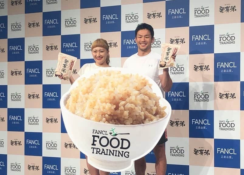 丸山桂里奈さんのインスタグラム写真 - (丸山桂里奈Instagram)「本日は、「FANCL FOOD TRAINING」の発表会で都内にただずんでました😳🤲 トレーニングと言われたら誰もが身体を鍛える話になってると思いますが、このたびのFANCLさんの取り組みは食事を改善し、健康な体づくりをするという、なかなか食事たちからしたらだいぶスポットあたるような感じになってます😊👋 私は現役のときはなかなか自炊だったので、丸鶏ばかり食べていてあんまり栄養がどうのこうのは考えなかったり、正直おいしいものというより身体にいいとか、パフォーマンスを考えてたので摂取するものという話でしかなかったのですが、今日現場で食べたサーモンロールとココナッツカレーはまず、おいしくその上で栄養価も高いのでとにかく体にいい健康づくりだなと感心しちゃいました🥺😭👋😊もちろんトレーニングは大事ですが、食べるものは口に聞いても聞かなくても無意識にやっているものなので、やはり体にいいものは口だけではなく、全身が思っていることな気がしますし、口に入るものが身体を作るので口から入るもの以上に大事なものはないというか、しっかり考えて食べないといけないなと感じました😊‼︎ そして、FANCLさんの発芽米は口にさわってくる感じもマイルドで、歯も喜び踊りまくる感じで、美味しかったです♫私もこれから毎日発芽米を食べたいと思います😳‼︎👋 もし知らない人がいたら、ぜひ食べてみてください😍🌼 そして、廣瀬さんとははじめましてではありましが、とても優しく話しかたも耳が喜ぶようななめらかさがあり、舞台の裏では色々なことを話せました🥺🤲こうして、毎日お仕事させていただいてる中でも、はじめましてで出会うかたがたも、ほんとうにみなさんカタマリで、とにかくパワーがあり、私も元気になります。廣瀬さん、ありがとうございました。そして、FANCLのみなさまはじめスタッフ関係者のみなさま、お越しいただいたメディアのみなさま、ありがとうございました😳‼︎引き続き、よろしくお願いします😳👋 さ、九州に前乗りです✈️ 明日はまた刺激的なロケなので、とにかく楽しみ筋肉に吸収したいと思います♫ゾノさんとロケははじめましてなのですが、心強いしかありません🙆‍♀️🙆‍♀️🙆‍♀️‼️ #FANCL #FANCLFOODTRAINING #発芽米 #はつがまい #アイウエオ作文 #むずっ #廣瀬俊朗さん #同じ人間なのに #爽やかさが体から溢れ出る #優しく強い人間 #上腕二頭筋がこちらに笑いかけてきた #横にいたので気づかず #発芽米生活はじめよう #身体も待ってます #口も歯も全てhappyに #みなさまありがとうございました #明日は九州 #いい意味で #インスタバエ」10月30日 21時41分 - karinamaruyama