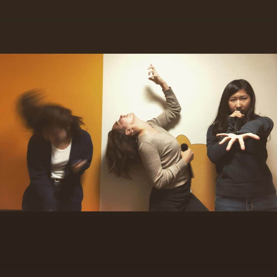 ベネット・マヤのインスタグラム：「I couldn’t help but post this!  Future girl rock band? 💁🏽‍♀️ #karaoke #girlfriends #fun #sing」