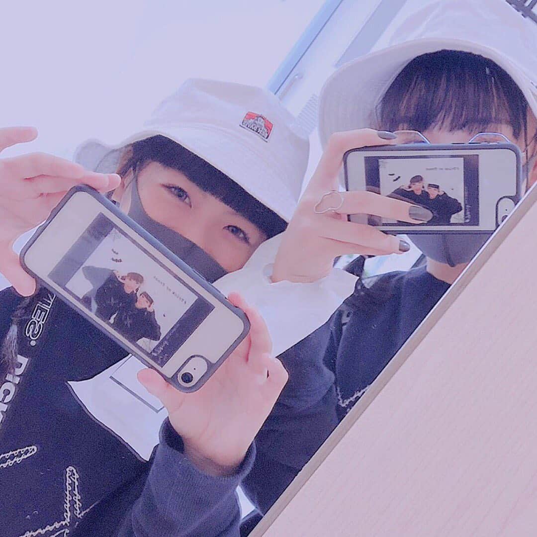 のインスタグラム：「オソロちのスマホケース(✌︎´罒`✌︎) * * #スマホケース#お揃い#双子コーデ  #spinns#シンプル 🖤🖤 #久しぶりの投稿ごめち。」