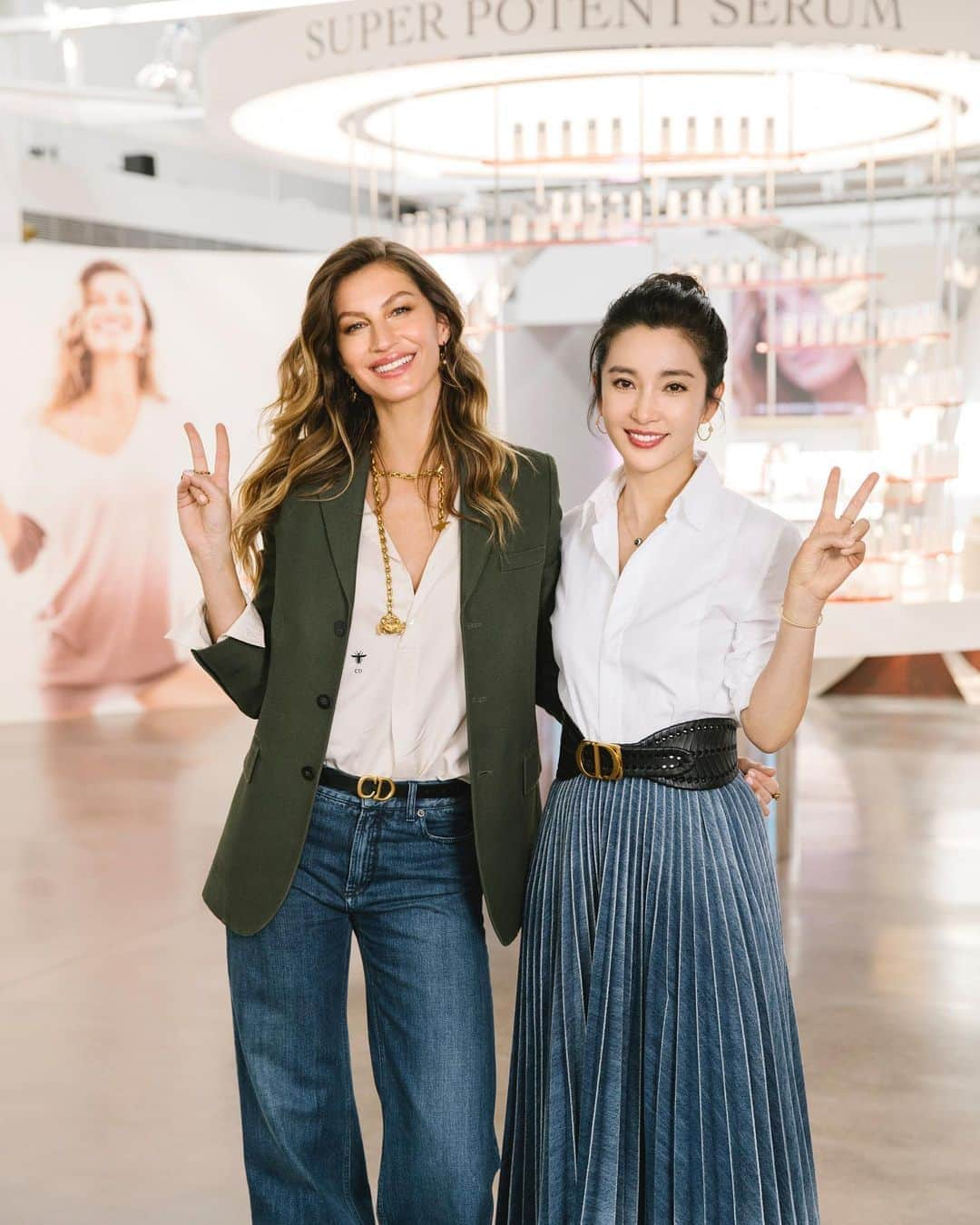 ジゼル・ブンチェンさんのインスタグラム写真 - (ジゼル・ブンチェンInstagram)「Thank you for having me in Shanghai  @diorskincare. The exhibit was beautiful and I loved chatting with @libingbing about our shared passion for the environment #diorcapturetotale ✨ Obrigada @diorskincare por me receber em Xangai.  A exposição foi linda e adorei conversar com @libingbing sobre a nossa paixão pelo meio ambiente.」10月30日 21時50分 - gisele