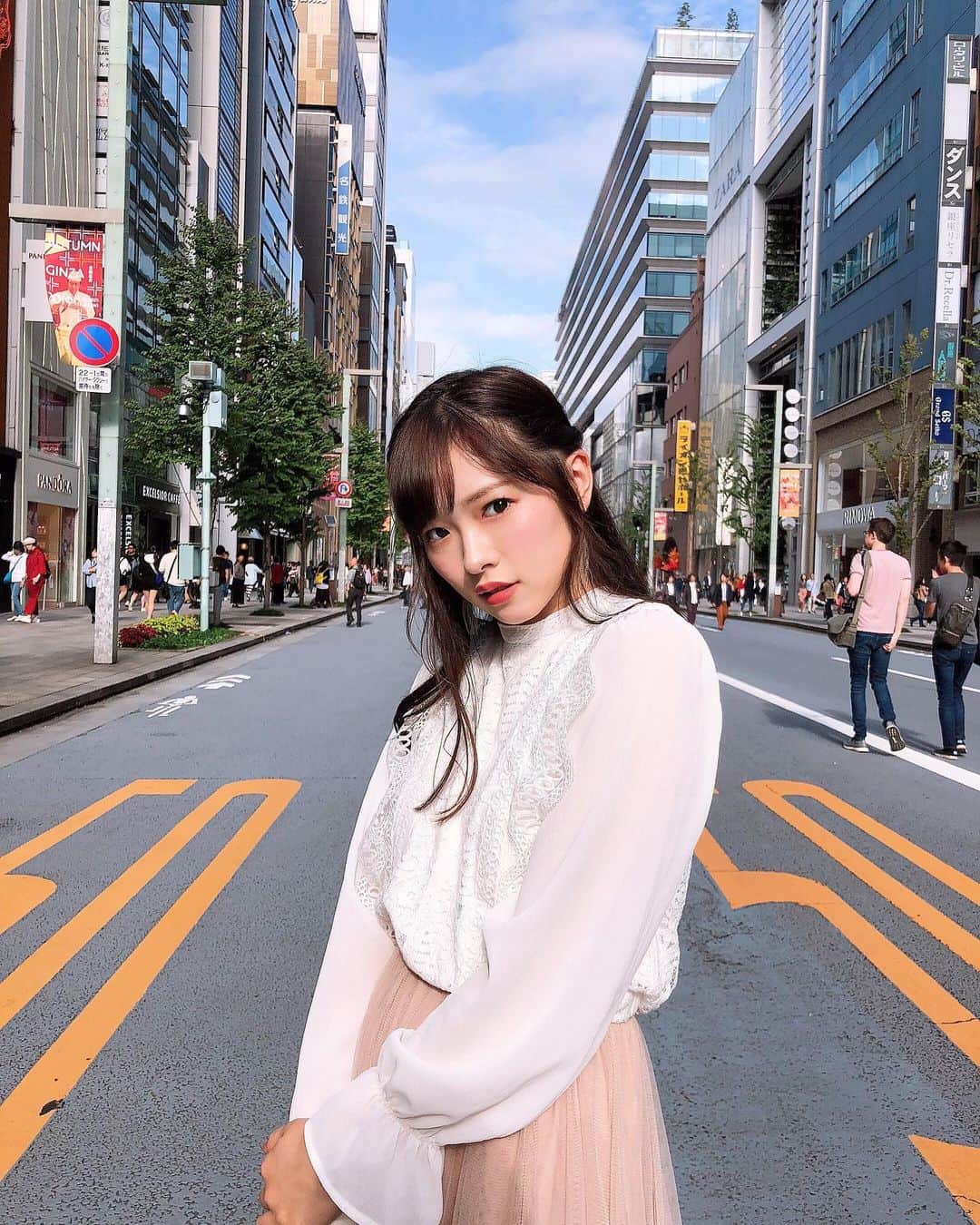 のインスタグラム：「. . 秋晴れ🌾 明日はハロウィン🎃 . 何かみんなと会える機会とか作れないかなぁ〜🤹🏻‍♀️ . ※歩行者天国での写真です。 #歩行者天国 #銀座 #photo #ginza #photography #ポートレート #ポトレ #モデル #銀座カフェ #ファッションコーデ」