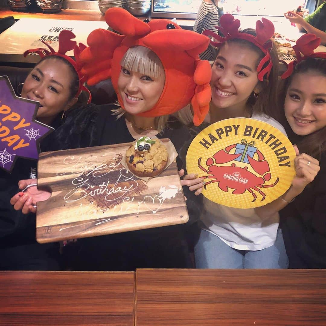 Nazukiさんのインスタグラム写真 - (NazukiInstagram)「ViiDA相方luna&スタッフから誕生日お祝いに、Dancing Crabに連れて行ってもらいました👏🏻👏🏻👏🏻😋 久々に行ったけど、やっぱ美味しい✌🏻✌🏻 お馴染みダンス中にバースデーみんなで歌ってくれて、アゲアゲ、バースデー😭✌🏻 カニの被り物も被り写真😭😅 記念になりました😋🥰 毎年ありがとう😊😊 今年で5年目になります‼️ 年末年始はViiDAリニューアル前のラストpopupやりますよ👍  #birthday #mybirthday #dancingcrab #party #viida #誕生日　#お祝い #thanks #感謝」10月30日 21時52分 - nazuki_08