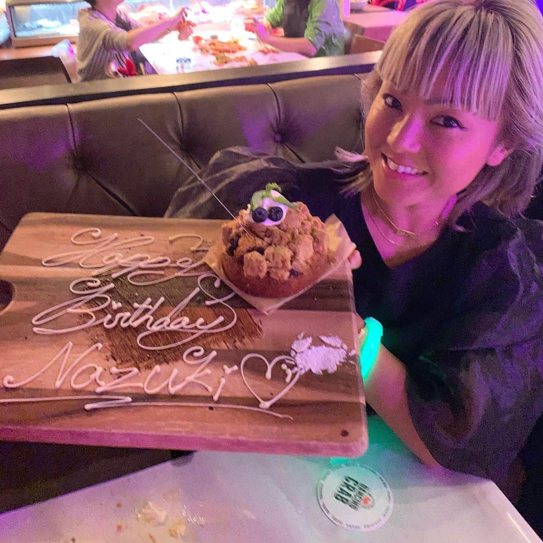 Nazukiのインスタグラム：「ViiDA相方luna&スタッフから誕生日お祝いに、Dancing Crabに連れて行ってもらいました👏🏻👏🏻👏🏻😋 久々に行ったけど、やっぱ美味しい✌🏻✌🏻 お馴染みダンス中にバースデーみんなで歌ってくれて、アゲアゲ、バースデー😭✌🏻 カニの被り物も被り写真😭😅 記念になりました😋🥰 毎年ありがとう😊😊 今年で5年目になります‼️ 年末年始はViiDAリニューアル前のラストpopupやりますよ👍  #birthday #mybirthday #dancingcrab #party #viida #誕生日　#お祝い #thanks #感謝」