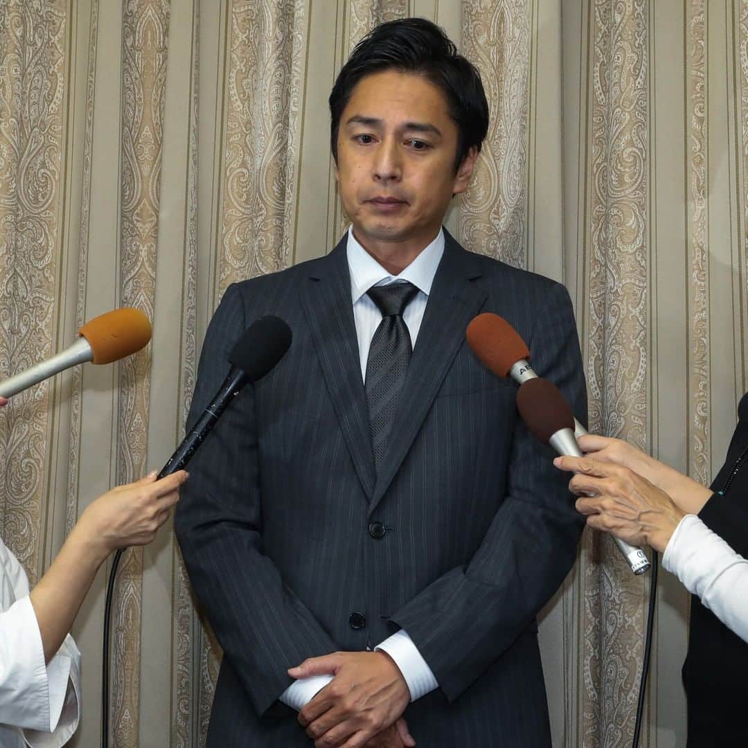 のインスタグラム：「徳井義実“所得隠し”裏で高級時計など散財 ドバイ移住も視野か https://jisin.jp/entertainment/entertainment-news/1790692/?utm_source=instagram&utm_medium=1790692 【徳井義実“所得隠し”裏で高級時計など散財 ドバイ移住も視野か】 （写真：アフロ） 「出身小学校が創立100周年を迎えた際、徳井さんはかなりの金額を寄付してくださったそうです。でも今回の報道の後は『あれだけ巨額の税金逃れをしていたのなら、もっと寄付してくれてもよかったのにね……』と話題になっていますよ（笑）」と羽振りのいいエピソードを語るのは、チュートリアル・徳井義実（44）の地元関係者だ。 10月23日、東京国税局から1億3,800万円の無申告と所得隠しを指摘されていたことが発覚した徳井。その金額の大きさとあまりのずさんさに、批判の声が上がっている。 ※詳細はプロフィールのリンクからWEB女性自身へ スクープダイジェストをストーリーで公開中！  #徳井義実 #チュートリアル #吉本興業 #東京国税局 #申告漏れ #所得隠し #謝罪 #記者会見 #散財 #節税 #貯金 #女性自身 #いいね #フォロー」