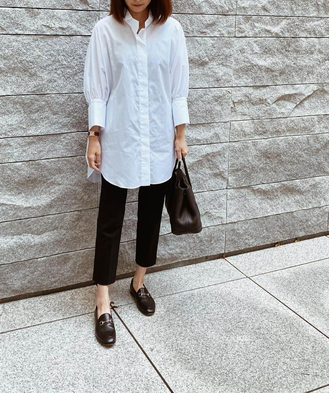 Shokoさんのインスタグラム写真 - (ShokoInstagram)「＊Tokyo＊ This time in Tokyo most of the shopping I did was just cosmetics and food. But it was one of those random window shopping that got me to find my favorite basics - white shirt. ・ Loved the length, the feel of the material and the sleeves design. A random store that I’ve never been in. I love it when unexpected treasure hunt happens.」10月30日 21時59分 - simplytokyo