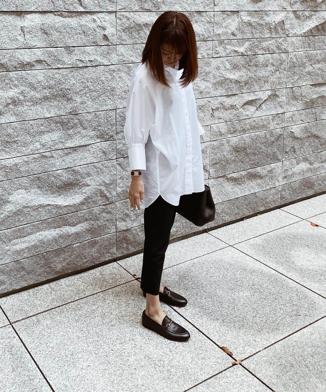 Shokoのインスタグラム：「＊Tokyo＊ This time in Tokyo most of the shopping I did was just cosmetics and food. But it was one of those random window shopping that got me to find my favorite basics - white shirt. ・ Loved the length, the feel of the material and the sleeves design. A random store that I’ve never been in. I love it when unexpected treasure hunt happens.」