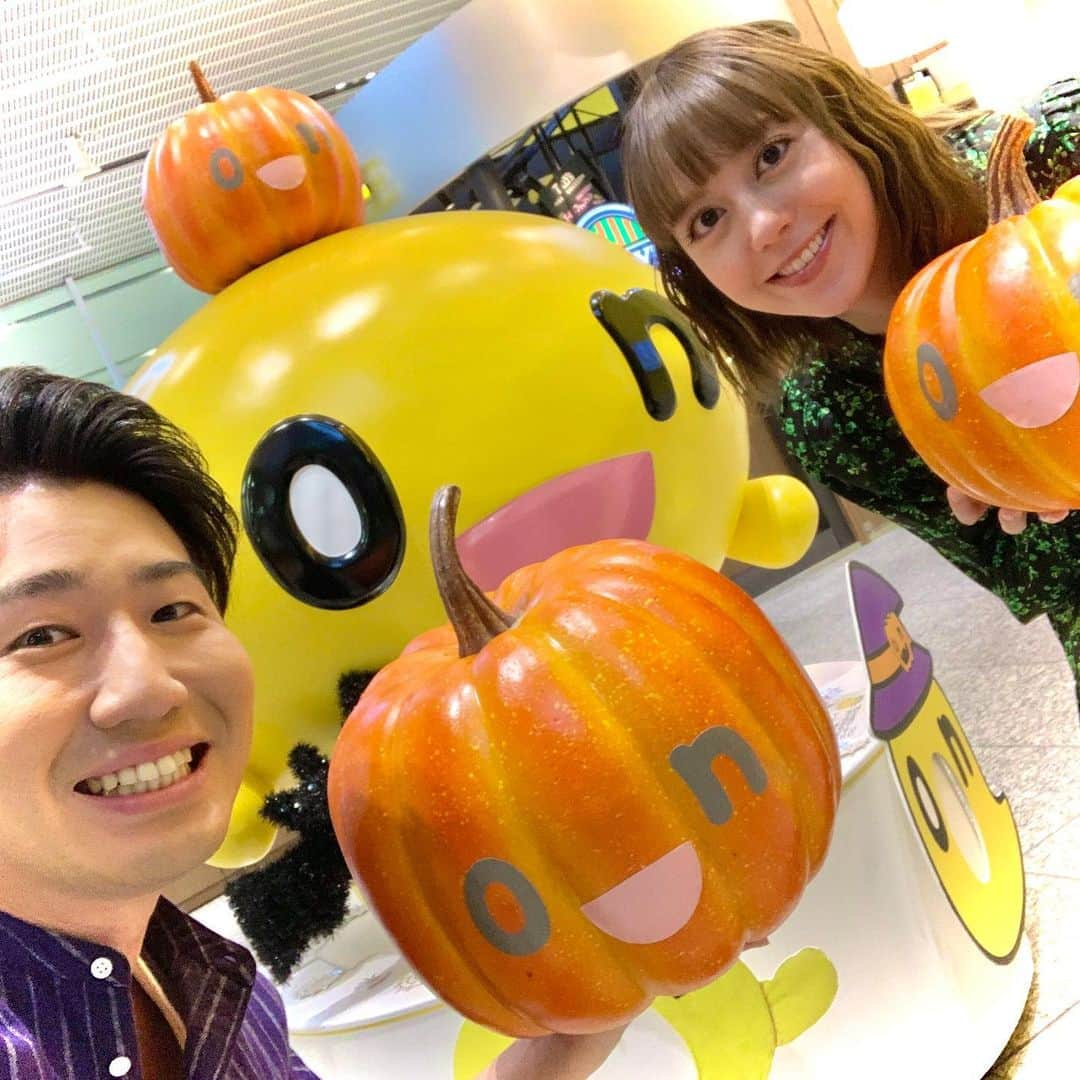 福田太郎さんのインスタグラム写真 - (福田太郎Instagram)「🎃 おばけカボチャonちゃん、おばけonちゃん現る👻 土屋アナが顔を出しているパネル！初めて見ました🍭  HTBのエントランスもハロウィーン仕様です🦇  あすの当日、皆さんどう過ごされますか？ セルフで顔ハメも出来るので、遊びに来てください〜！ ⠀ #ハロウィーン #helloween  #初登場 #おばけ #onちゃん #おばけカボチャ #イチオシ‼︎ #土屋まり #アナウンサー 🍪🍫 年中無休で #トリックオアトリート  近々お菓子あげなきゃ、いたずらされちゃう。笑 #HTB #イチモニ！#福田太郎 #セルフ #顔ハメ」10月30日 21時59分 - htb_tarofukuda