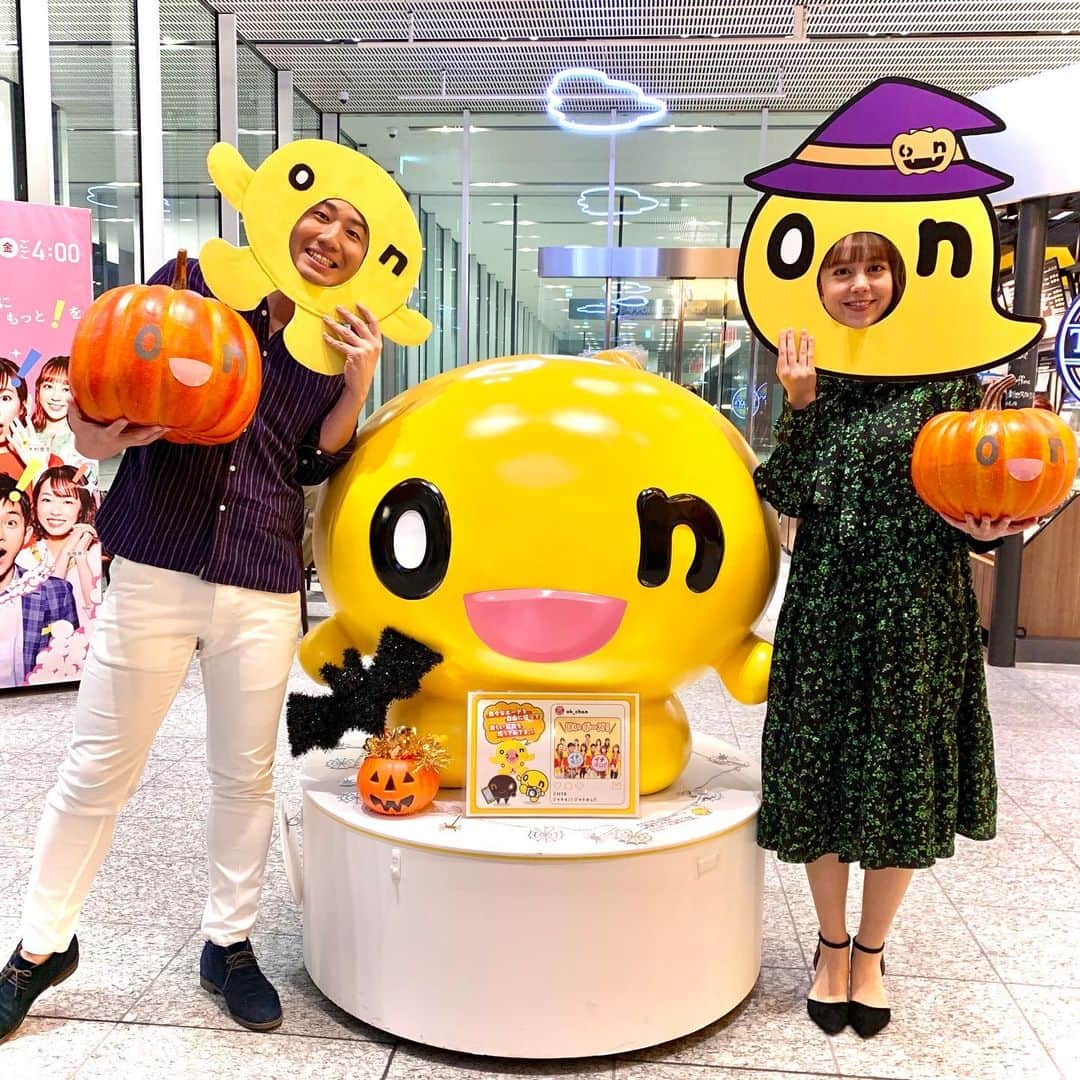 福田太郎のインスタグラム：「🎃 おばけカボチャonちゃん、おばけonちゃん現る👻 土屋アナが顔を出しているパネル！初めて見ました🍭  HTBのエントランスもハロウィーン仕様です🦇  あすの当日、皆さんどう過ごされますか？ セルフで顔ハメも出来るので、遊びに来てください〜！ ⠀ #ハロウィーン #helloween  #初登場 #おばけ #onちゃん #おばけカボチャ #イチオシ‼︎ #土屋まり #アナウンサー 🍪🍫 年中無休で #トリックオアトリート  近々お菓子あげなきゃ、いたずらされちゃう。笑 #HTB #イチモニ！#福田太郎 #セルフ #顔ハメ」
