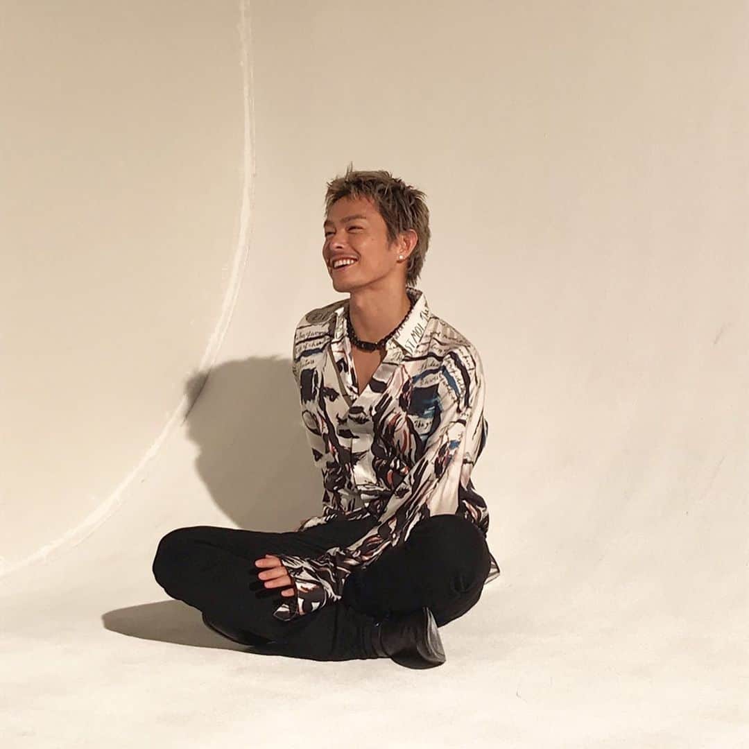 GINGERさんのインスタグラム写真 - (GINGERInstagram)「発売中の12月号に登場してくれた三代目JSBの今市隆二さん❤ 注目のソロ活動のなかで、今市さんが手がけるアパレルブランドのテーマソング「RILY」が本日発売です🎉 インタビューではこのNEWシングルのこと、俳優デビューについて、そしてプライベートでハマっているものなどいろいろ聞いちゃいましたよ😆🎵 . カメラの前ではワイルドで男前な今市さんだけど、インタビュー中は少年のよう❤無邪気によく笑うので、スタッフの心拍数はヤバイことになっていました🤣🤣🤣 #gingermagazine  #今市隆二 #三代目jsoulbrothers  #三代目jsb #RILY #ginger #ジンジャー #gingerweb」10月30日 22時03分 - ginger_magazine