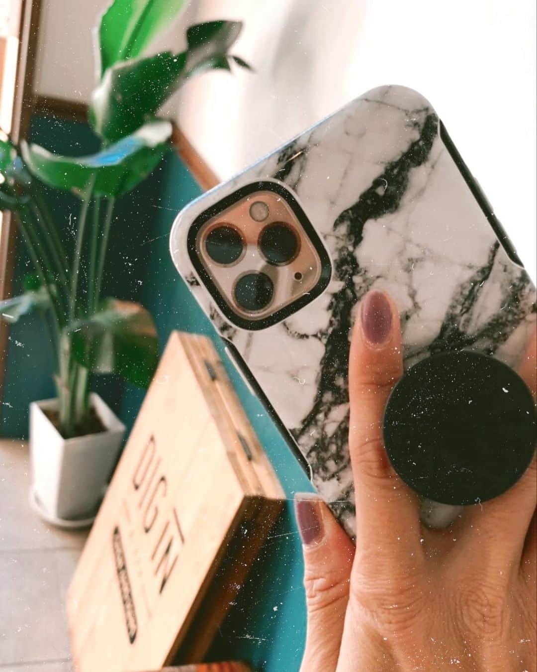 高橋菜摘のインスタグラム：「new in♡ 久しぶりにiphone新しくしたの🌈 ホームボタンの無さにたまに戸惑うけど 画面の隅々まで動画撮れるから 将来のお酒のつまみ(子供達)を 撮りまくってます🤳 . iphone caseは全米NO.1を誇る @otterboxasia のiphone11promax case♡ もう何をしても絶対壊れないから だいぶ前からリピートです🙋‍♀️ しかも今回は超絶可愛い 大理石デザインに一目惚れ💎 大きいiphoneには必須の持ち手付き❤︎ 今まで取り付けのRingだったけど これはすごい持ちやすい🙆‍♀️ とにかくPC買えちゃうくらい お高いガジェットw …なんとしてでも守らなきゃね。 . あぁ今日のlunchも美味しかった🍔♡ @diginsandwich_diner  ここで食べるテラスも好きだけど テイクアウトはしょっちゅうここ。 誰かに食べさせたくなるそんな味♪ ______________ #iphone11promax #caseiphone  #otterbox #shonan #shonanlunch #smartphonecase #otterboxasia #newin #otterboxcase」