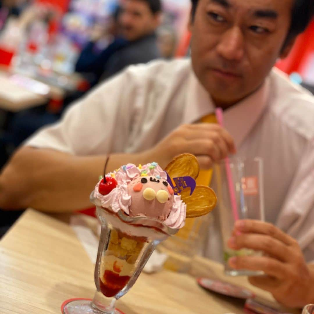 大寺かおりさんのインスタグラム写真 - (大寺かおりInstagram)「初めてのアキバ🍨🎀 仕事現場から近かったので 秋葉原観光をしてきました。 #相田さん #出張ついでに会いに来てくださいました #いつも通りの赤いスーツ #今日は何かあるんですか #とお店の方に聞かれ #ハロウィンです🎃と真顔で嘘の解答 #ボケにツッコミ続けた2時間 #プライベートなのに頭フル回転 #でも2人で #3時間生放送のラジオ番組をやっていたから #2時間なら頑張れる #メイドカフェ #からの #akbカフェ #外は雨 #誰かと相合傘で歩くことに #久しぶりにドキドキしました #悪い意味で🥵 #よりによって #傘がハート柄 #載せるか迷った動画 #全て載せてみました #不快に思った方がいたらすみません #相田さんの #萌え萌えきゅん #周りの視線👀 #思い出し笑い」10月30日 22時04分 - kaori_ootera