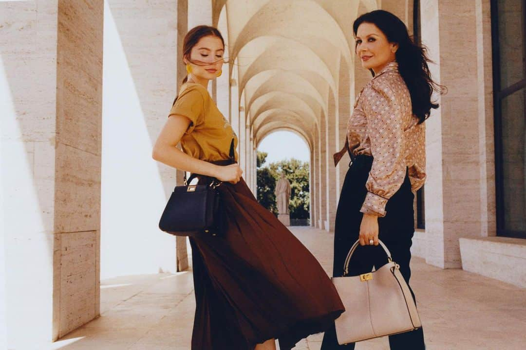 Fendiさんのインスタグラム写真 - (FendiInstagram)「Beautiful and inspiring, @catherinezetajones and @carys.douglas portray a classic, elegant femininity peppered with a bold and carefree attitude. #FendiPeekaboo #MeAndMyPeekaboo  Discover more on @fisforfendi」10月30日 22時08分 - fendi