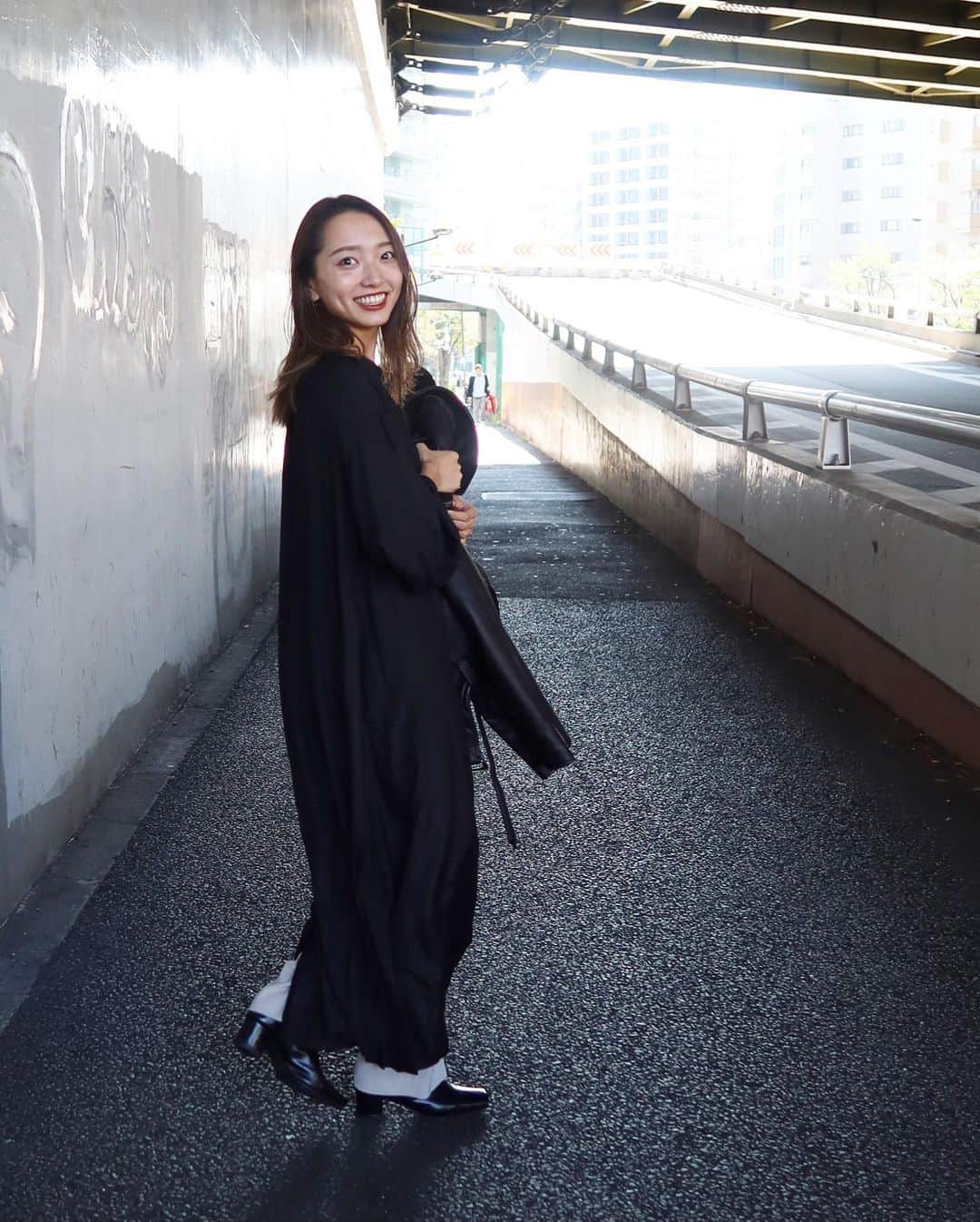 かんだまのインスタグラム：「本日の昼下がり🐒 気分転換ふまえてちょっと遠くの自販機まで行ったのに、財布持ってなくて買えず、ベンチでリップ直して会社に戻りました。ちゃんちゃん☺︎ #キャッシュレス生活の壁 . outer @moussyofficial  one-piece @style_mixer  bottom @rim.ark  shoes @blackbymoussy_official  bag @balenciaga #だま服」