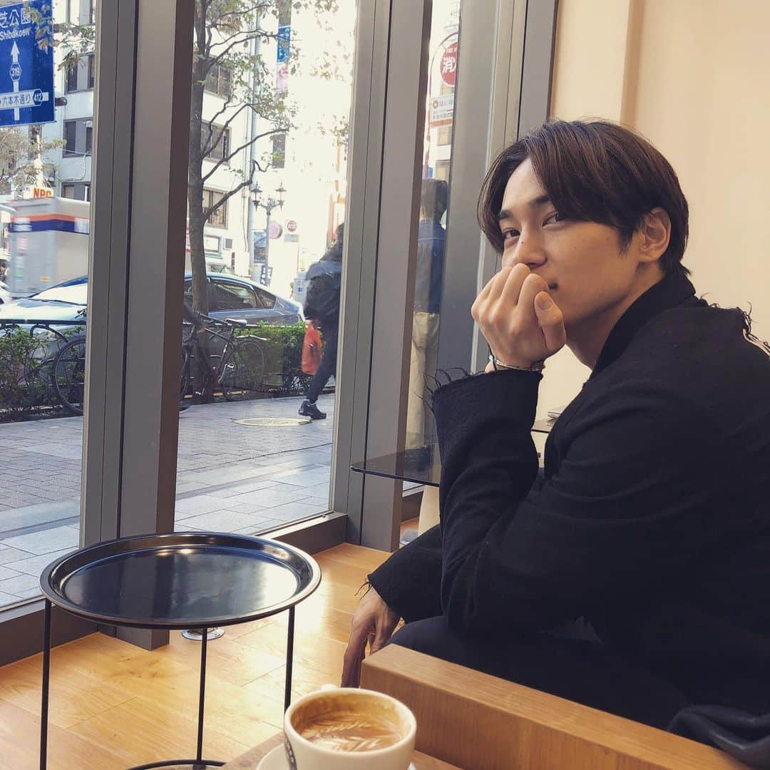 町井祥真さんのインスタグラム写真 - (町井祥真Instagram)「coffee☕️ ・ ・ ふらふらっとカフェでchillして、うっしっしなポーズの写真が撮れました🙊  月に一度のメンテナンスも行ってきたよー！！ いつもありがとうございます！  さて、大阪公演まであと少し。 大阪の皆さん待っててね！  あ 明日お知らせあります！  #chill#coffee#streamercoffee#メンテナンス#ゴリラクリニック#美容#意地悪そうな顔してます#新しい事始めます」10月30日 22時31分 - shoumachii