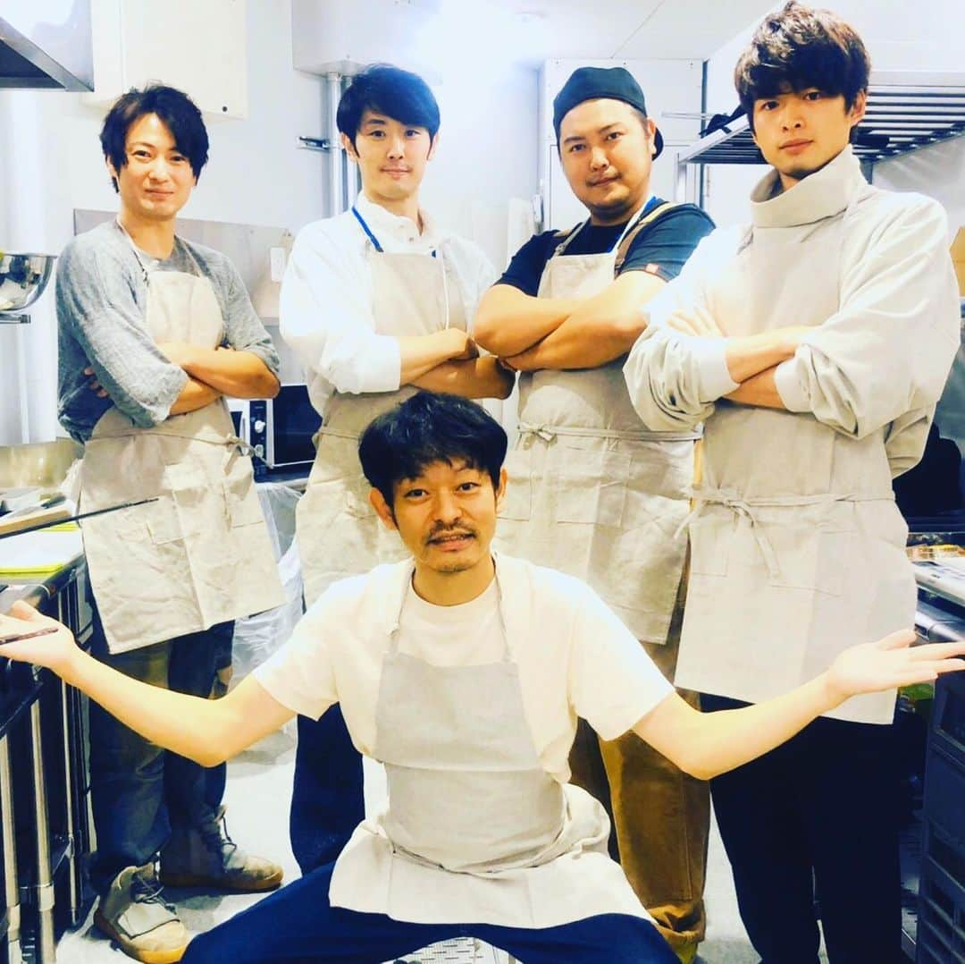 山中崇さんのインスタグラム写真 - (山中崇Instagram)「現場で初めてカレーを振る舞いました。ほら、一応カレーマイスターだから。キーマカレーとレンズ豆のスープを55人分。業者か。これは前日の仕込みの様子です。 #ハル総合商社の女　#カレーの虜」10月30日 22時26分 - takashi_yamanaka.official