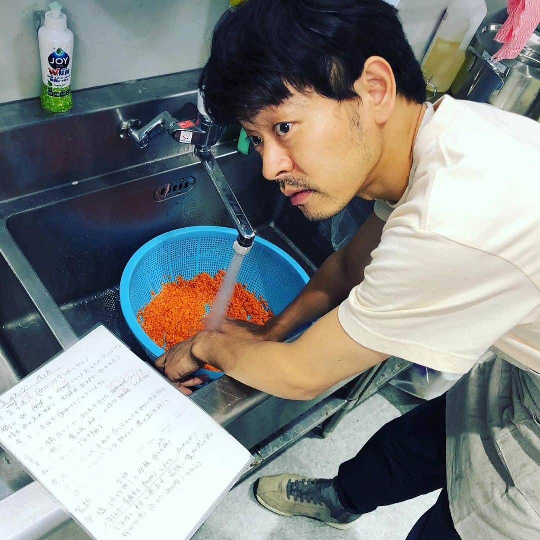 山中崇さんのインスタグラム写真 - (山中崇Instagram)「現場で初めてカレーを振る舞いました。ほら、一応カレーマイスターだから。キーマカレーとレンズ豆のスープを55人分。業者か。これは前日の仕込みの様子です。 #ハル総合商社の女　#カレーの虜」10月30日 22時26分 - takashi_yamanaka.official
