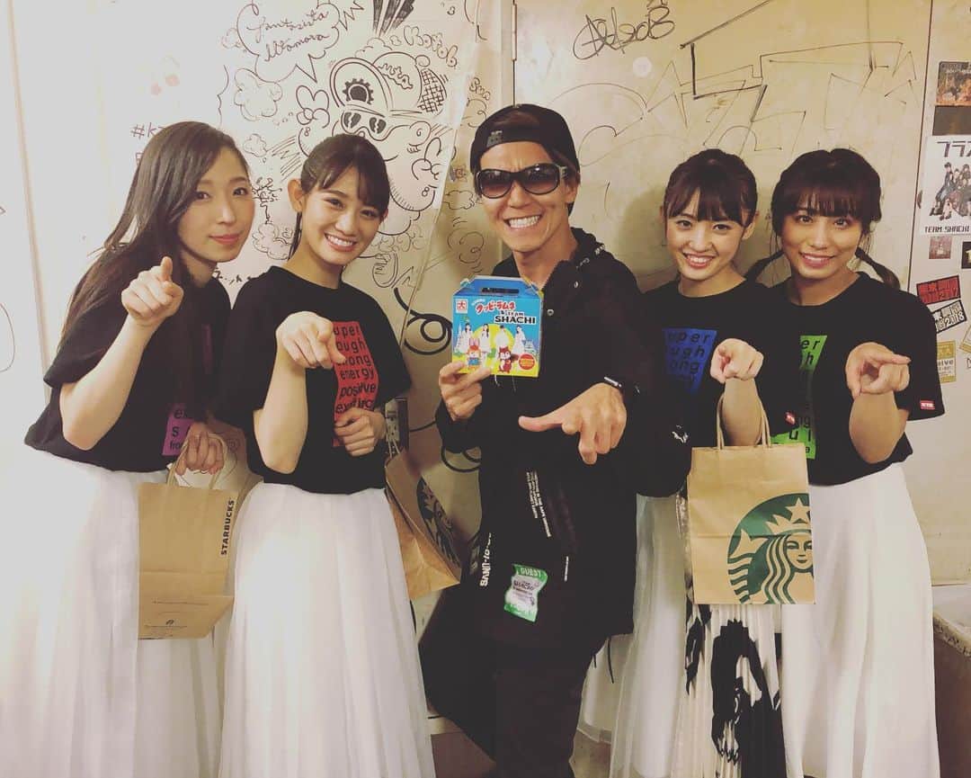 SHINPEIのインスタグラム：「TEAM SHACHI 1st Anniversary Live﻿ 恵比寿LIQUIDROOM﻿ ﻿ 観に行ってきました！﻿ ﻿ 何曲も止まらずに全力で踊りながら歌い続けるメンバーの姿。﻿ それを完璧なタイミングでサポートするタフ民とブラス民のチームワークにただ感動、、、。﻿ ﻿ アーティスト、ファン、スタッフ全員がこんなに結束力の高いライブは初めて観たかも！っていうくらい最高の時間でした。﻿ ﻿ メンバーのみんな、元気をありがとう！﻿ ずっと応援してます。﻿ ﻿ 「燃えよ！失敗女子」のDVD買わなきゃ！ ﻿ #TEAMSHACHI﻿」