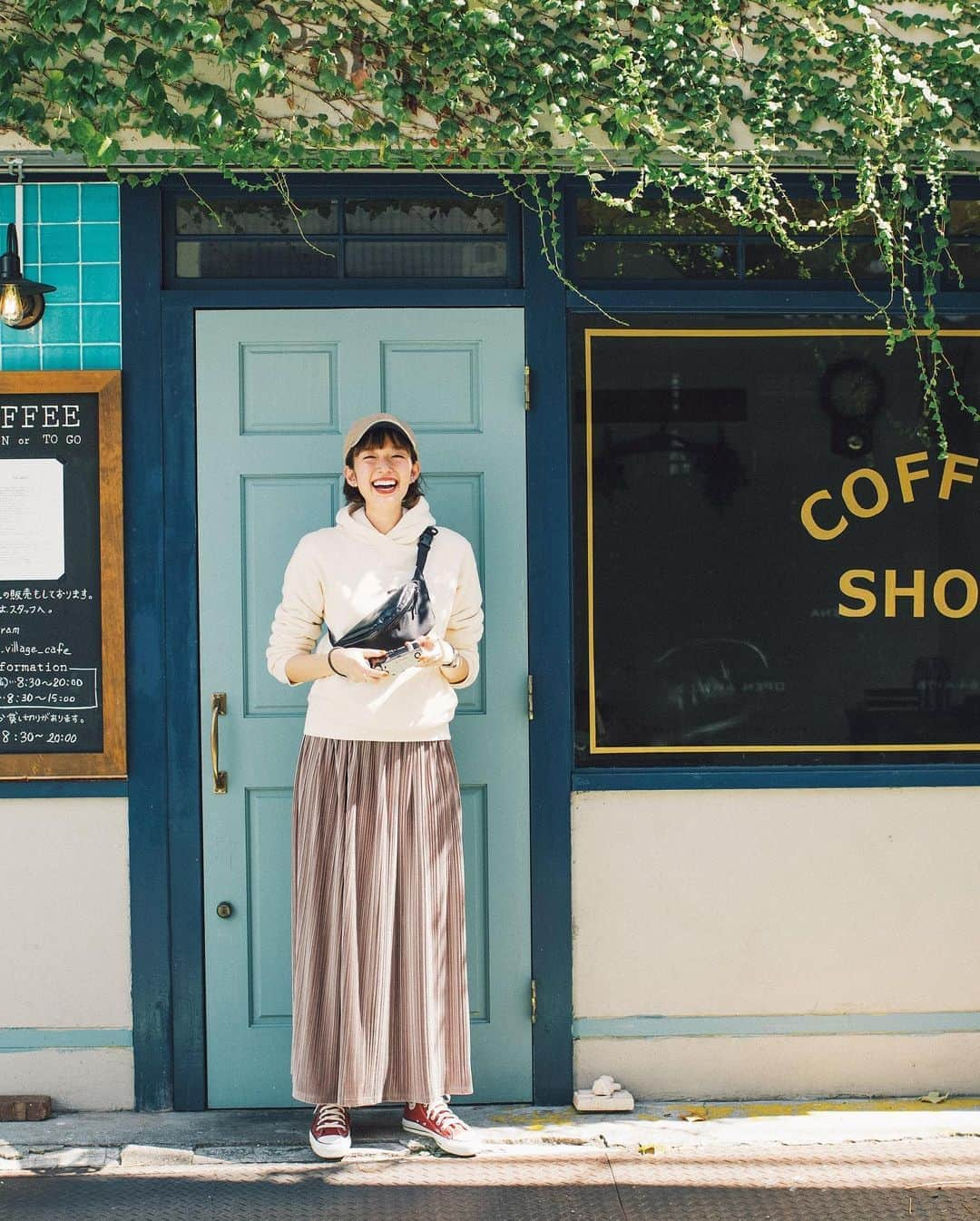 佐藤栞里さんのインスタグラム写真 - (佐藤栞里Instagram)「. Live in comfort×佐藤栞里 「しおりとコラボ」 はじめて一緒にお洋服を作る機会をいただきまして パーカーとスカート、イヤカフが完成いたしました😳！ 心地よく、気持ちが優しく前向きになれるようにと そんな願いも込めながら、、 ひとつひとつにこだわりも たんまりと入れてもらいましたので、 皆さんにも是非！お手に取ってもらえたら嬉しいです✨ カラーやサイズ(サイズものすごく豊富です👏🏻) そしてコーディネートなどは フェリシモさんのHPを覗いていただけたら！ URLはプロフィールに貼りますね🐶 気持ちごと、まるっと届きますように📦✨」10月30日 22時29分 - satoshiori727