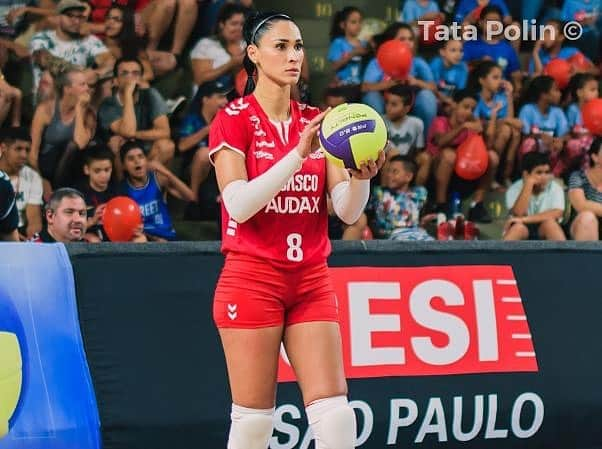 ジャケリネ・カルバリョさんのインスタグラム写真 - (ジャケリネ・カルバリョInstagram)「Hoje é dia de que? 💥🏐 . Dia de jogoooooooooo!!!! PINHEIROS X OSASCO 🙌🏼 A partir das 21h30 ao vivo no @sportv . Quero ver todo mundo assistindo e torcendo pelo nosso Osasco! ❤💪🏻 . #maisosascodoquenunca #diadejogo #éhoje  @tatapolin_ 📸」10月30日 22時30分 - jaqueline