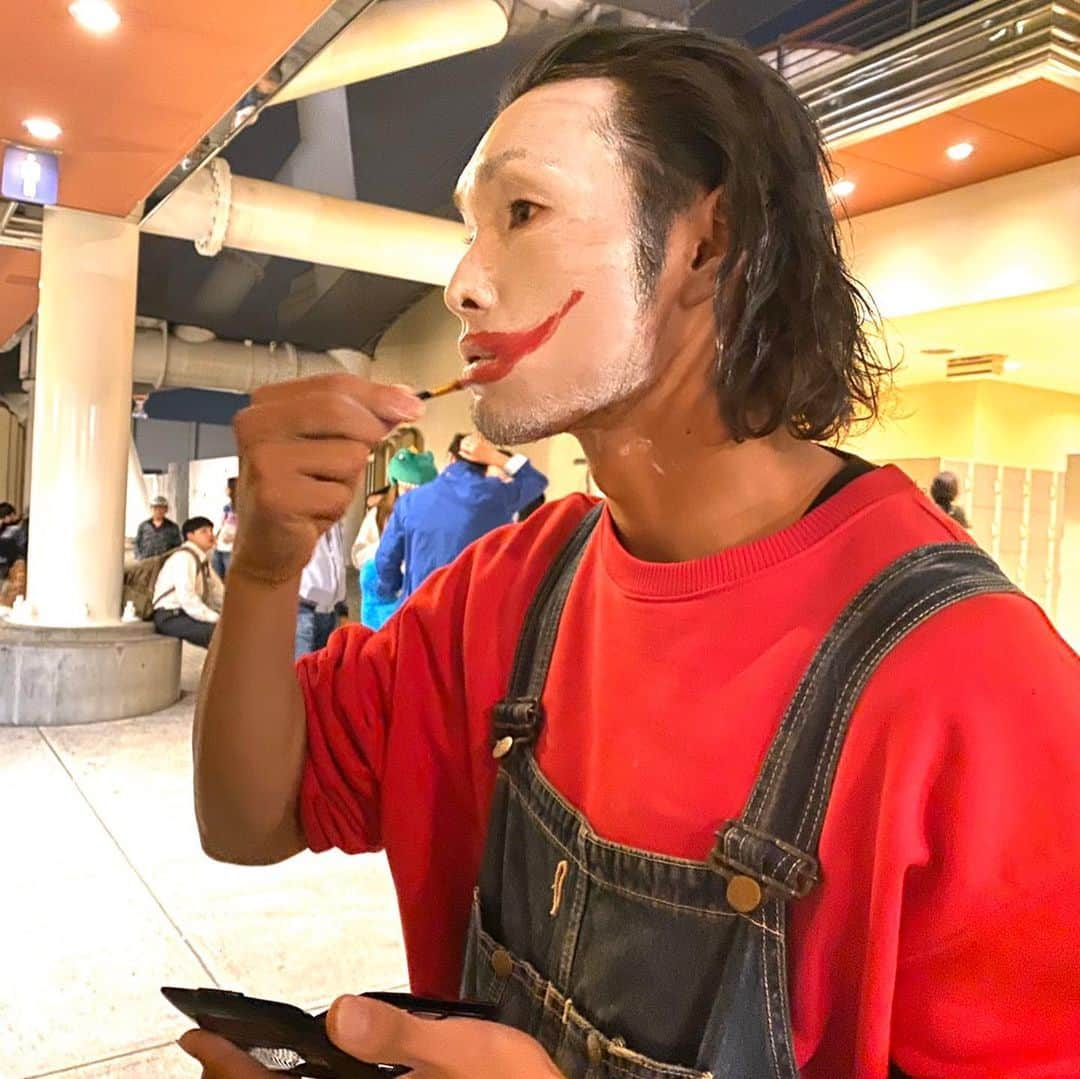 増山朝陽さんのインスタグラム写真 - (増山朝陽Instagram)「今年もユニバでハロウィン👻 ゾンビメイクしてもらうつもりが受付時間過ぎて自分でメイク〜 今年もありがとうございました #ハロウィン #JOKAR #ジョーカー #ホラーナイト #ユニバ #へんざっぷたたたたったたー」10月30日 22時30分 - asahi_ihasa