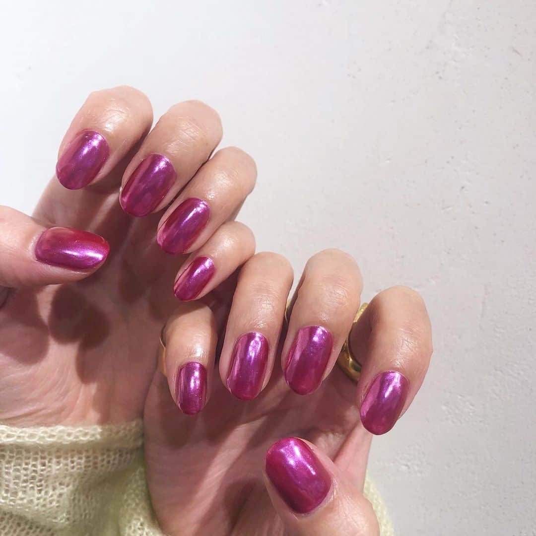 橋本江莉果さんのインスタグラム写真 - (橋本江莉果Instagram)「My #new #nails #💅🏼 久しぶりに両手同じデザインの単色塗り💗💖💗💖っと言っても、ベースを蛍光ピンクの上からパープルとピンクを混ぜて作ってもらった #ミラーネイル なので、シンプル過ぎず、わたしっぽく🤪💕 なんだか何周もして懐かしい80年代？みたいなのが気分で💃🏼🕺🏻💫 おなじみに @yooooopy918 にやってもらいました👩🏻‍🎨🎨 いつも今回もありがと〜う♥️ #nail #lenail #yoppy_nail #mirrornails #pink #purple #pinkpurple」10月30日 22時40分 - erica_hashimoto