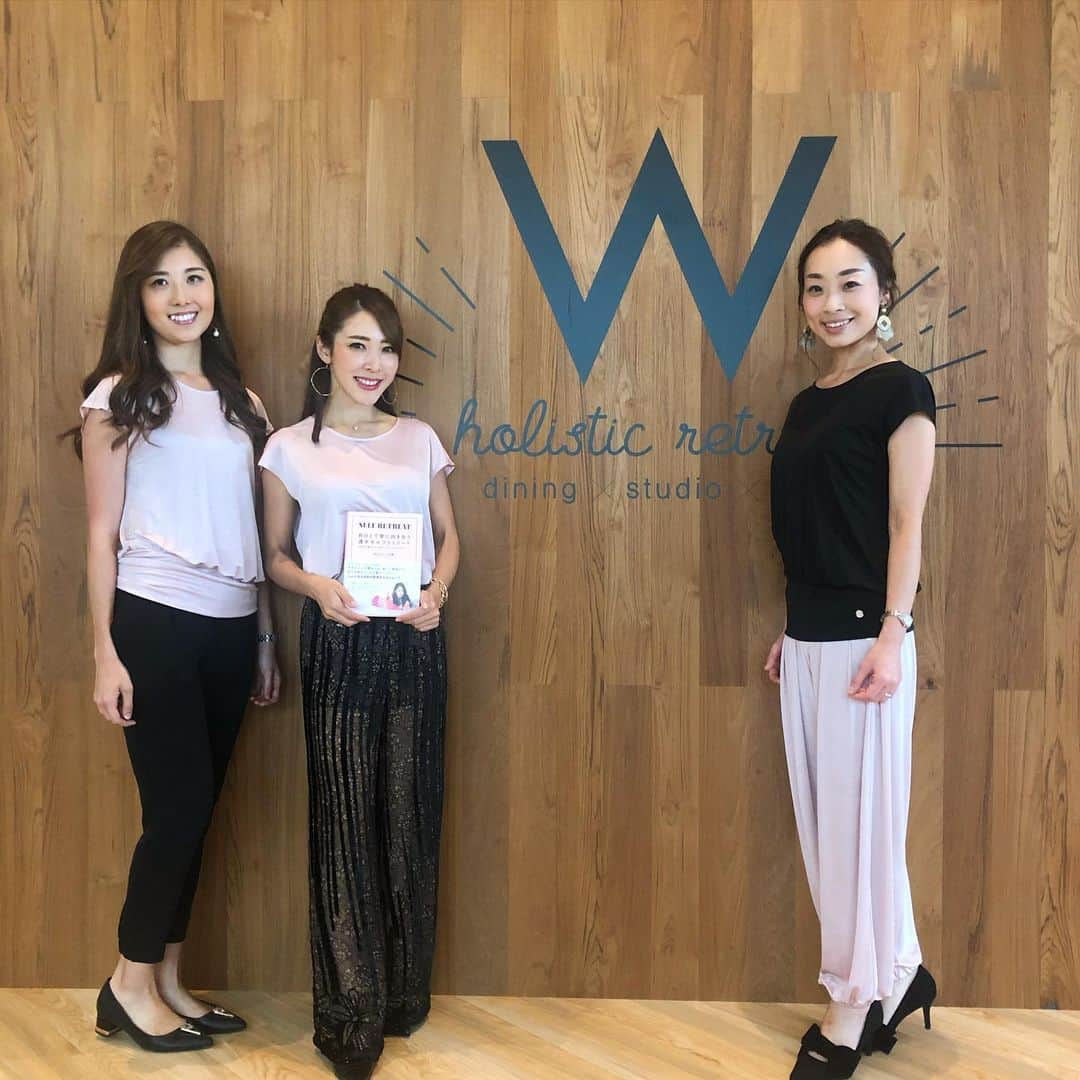 長谷川朋美さんのインスタグラム写真 - (長谷川朋美Instagram)「先日、大阪のW holistic retreatにて 1DAYブランチリトリートを開催致しました🌈 ・ #セルフリトリート ×#美容クリニック　 という新しい試み✨ ・ まずは#kombucha （乳酸菌の発酵ドリンク）で乾杯し、 #セルフリトリートマスターインストラクター の  @jukidayo お手製の#ロースイーツ を食べながら 私の#ホリスティックセミナー 😆 ・ その後は、同じくマスターインストラクターの @mamaroma55555 の#呼吸法 ワークと 簡単な#ストレッチ をして身体をほぐしてから、 私の#クリスタルボウル 演奏と#メディテーション 🧘‍♀️ ・ その後も、#白玉点滴 や、#アーユルヴェーダ に 基づいて作られた#デトックスランチ などなど♡ ・ 盛りだくさんで、心も身体も満たされた1日でした😻 ご参加の皆様、ありがとうございました❤️ ・ #holistic #retreat #selfretreat #WCLINIC #大阪 #心斎橋 #beauty #health #Ayurveda #自分と丁寧に向き合う週末セルフリトリート #長谷川エレナ朋美 #セルフリトリートインストラクター」10月30日 22時40分 - hasegawa.elena.tomomi