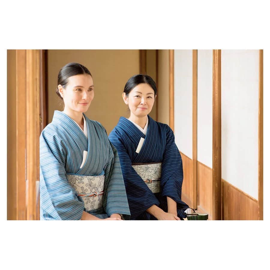 田沢美亜のインスタグラム：「「藍のある暮らし」イベント期間中に私達urakuによる藍のお茶会を開催致します。 一服の藍茶から藍の魅力を味わい、楽しんで頂ければと思います。 ✳︎ご好評によりお茶席は満席となりました。 期間中会場に在廊しておりますので是非遊びにいらしてください。 お待ちしています♬  @urakutokyo presents ✳︎藍のお茶会 ✳︎ 日時: 11月2日（土）15：00－16：30 11月3日（日）10：00－11：30 ・ 予約制  場所　DACOTA（和室） 宮﨑市佐土原町上田島5834  0985-89-4844  会費　3000円 ・ ・ 藍の洋菓子2種：arne・森みち 器：余白 ・ ・ 特別な作法はありませんので お気軽にお越しください。 ・ ・ お申込みはDMかお電話にて承ります。 お名前・ご連絡先・ご希望の日にちをお知らせください。 ． DACOTA  0985-89-4844  #藍のある暮らし #食べる藍 #藍のお茶会 #uraku_tokyo #ainoarukurashi #ai #藍」