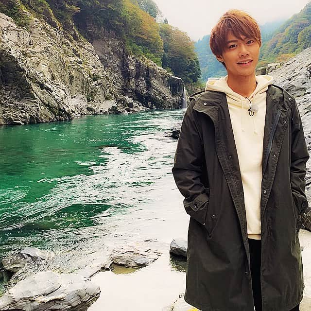 手島章斗さんのインスタグラム写真 - (手島章斗Instagram)「#ロケ #徳島 #大歩危小歩危 #大ボケ小ボケ #じゃないよ #朝一だから顔起きてないの #ごめんなちゃい #浮腫みマン #顔アンパンマン #そしてこの時の気温 #9度 #寒すぎまる #紅葉 #渓谷美 #川の水の色が #リアルに #エメラルドグリーン #ビビった #自然が大好き #本当に偉大だ #祖谷 #祖谷温泉 #最高 #肌スベスベ #かずら橋  #かずら橋怖かった  #5up #広島ホームテレビ #バスツアーの旅 #最近インスタ更新頑張ってる褒めて」10月30日 22時41分 - akito_solidemo_official