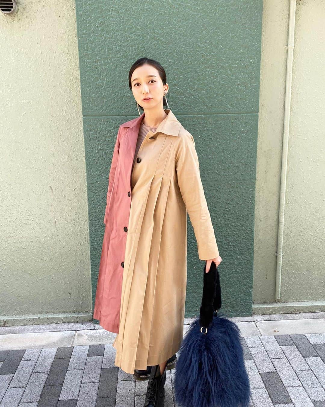 芹那さんのインスタグラム写真 - (芹那Instagram)「🧥💕💓@playful.official ベージュとピンクの大好きな組み合わせのバイカラー🥰❣️❣️アシンメトリーでデザインがステキなトレンチコート😘  この時期のお散歩好きすぎて 毎日お散歩しているよ❣️ 音楽聴きながら☺️♫ 大好きな時間❤️ 👜 @laymee_official」10月30日 22時41分 - serinaofficial