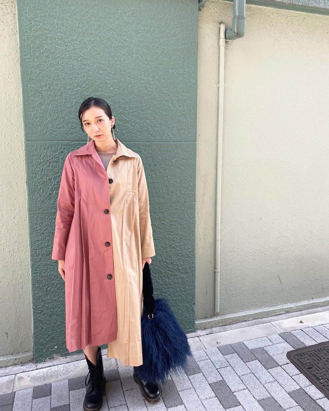 芹那さんのインスタグラム写真 - (芹那Instagram)「🧥💕💓@playful.official ベージュとピンクの大好きな組み合わせのバイカラー🥰❣️❣️アシンメトリーでデザインがステキなトレンチコート😘  この時期のお散歩好きすぎて 毎日お散歩しているよ❣️ 音楽聴きながら☺️♫ 大好きな時間❤️ 👜 @laymee_official」10月30日 22時41分 - serinaofficial