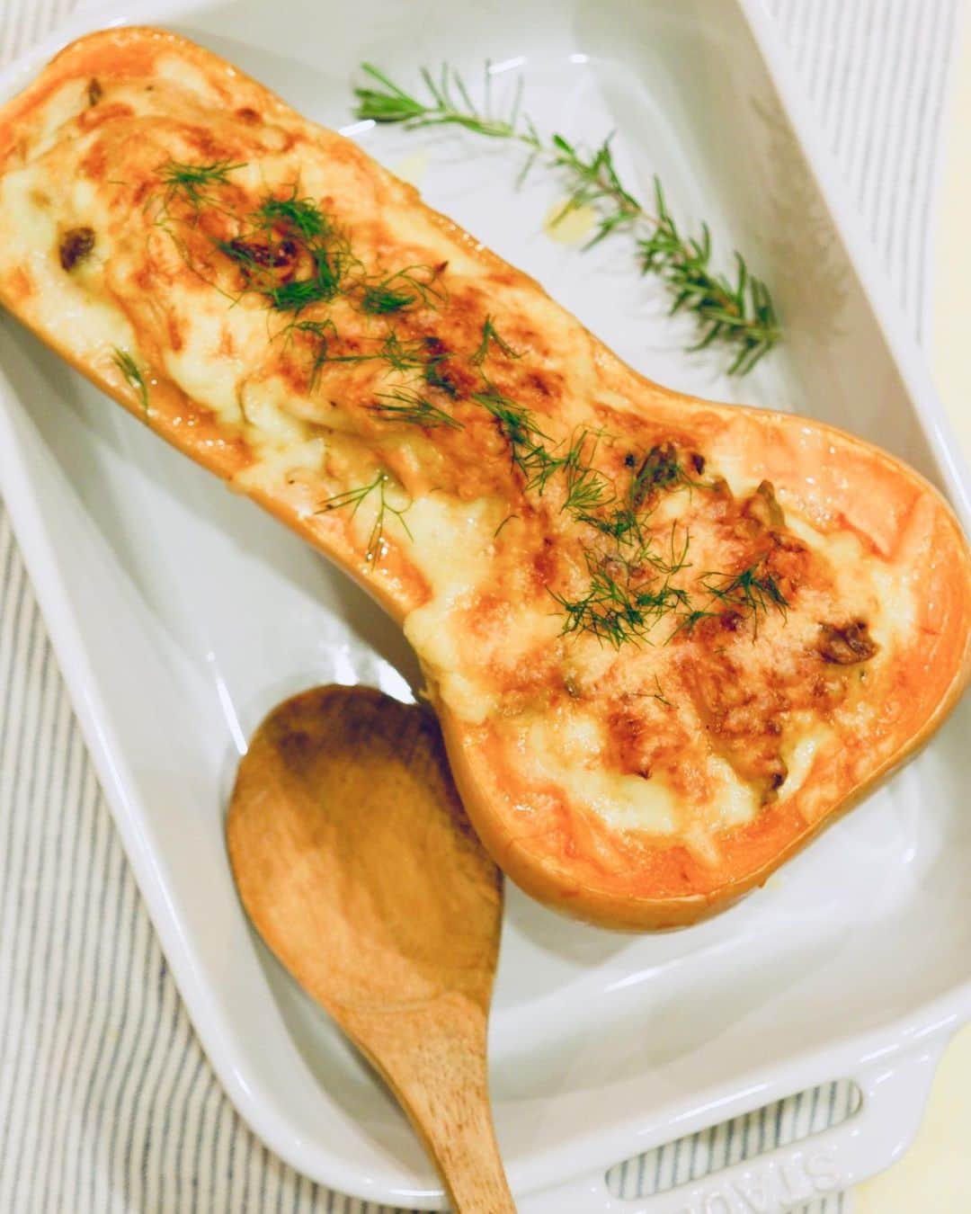武智志穂さんのインスタグラム写真 - (武智志穂Instagram)「ポタージュの残りのバターナッツかぼちゃでグラタン。﻿ 久しぶりにホワイトソース作ったけど、うまく出来た👩🏻‍🍳 気持ちハロウィンらしさも味わえて、一石二鳥な晩ごはんでした🎃﻿ オーブン料理が美味しい季節になりましたね〜。﻿ ﻿ ﻿ #武智家の食卓 #バターナッツかぼちゃのグラタン」10月30日 22時43分 - shiho_takechi