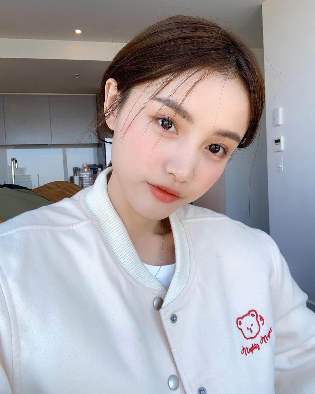 リン・シャオザイのインスタグラム：「眼影：3ce 口红：Dior635 睫毛膏：兰蔻 睫毛打底+刷眉毛：艾杜纱 眼影中间提亮：Tomford 15 腮红：Dior999 （但是我觉得这个太红了 可能很多人接受不了这个）  分享一些喜欢的给你们～(＞人＜;)」