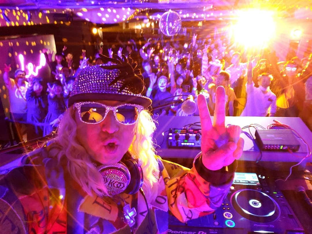 DJ KOOさんのインスタグラム写真 - (DJ KOOInstagram)「Happy Halloween！！ASOBA-NIGHT！！遊び心満載！！アニソン、アイドル、EDM、J-POP色んなジャンルの音楽で皆がホントに楽しんだ一夜！！ #halloween #アップアップガールズ（仮）#ザコインロッカーズ #djあさにゃん #DJKOO #アソビル」10月30日 22時45分 - dj_koo1019