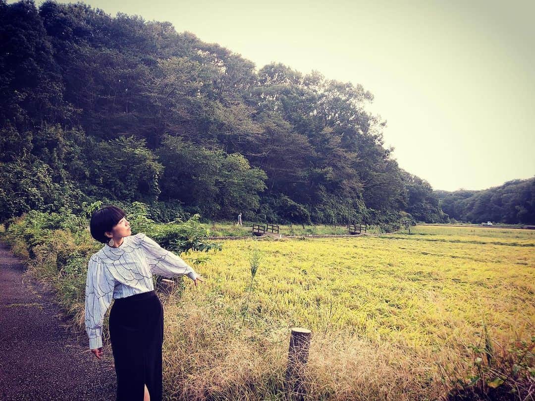 熊木杏里のインスタグラム：「人と時。それは多分 人生なんだろうなぁって思う  まだまだ語れない事がある 人生だけど。  本日、このアルバムを 発売出来たこと。 伝えたかったこと。 本当は、なりたかった自分に 今、出会えている気がします。  サウンドプロデュース、 ベーシスト森田くんは 妖精のように？笑 柔らかな人柄を持ちながらも究極に 拘りの人間で、製作中に良く話したのは 「長く聴いて貰える音楽」 「手元にある音楽」 であるように。と言う事。  私から遠くなる世界ではなく 心のままの世界。  みんなが心地よく聴いてくれて かつ、言葉はどんどん届くような。  改めて携わって頂いた皆様に感謝を込めて。  想いが 届きますように。  #人と時 #熊木杏里」