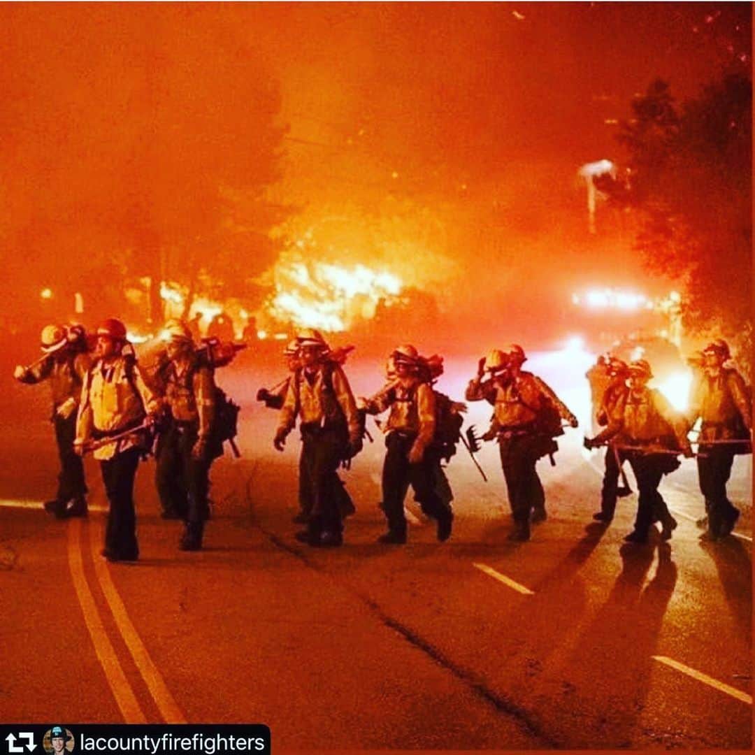 コビー・スマルダーズのインスタグラム：「A HUGE thank you to all the men and women on the front lines of these fires. It has been an insane week for us all and we are so grateful for your dedication and non stop commitment to getting these fires under control. I learned a way to support the @losangelesfiredepartment @lacountyfd @lacountyfirefighters is to text the word FIRE to 310-929-6907 or go to supportLAFD.org Thank you thank you.」
