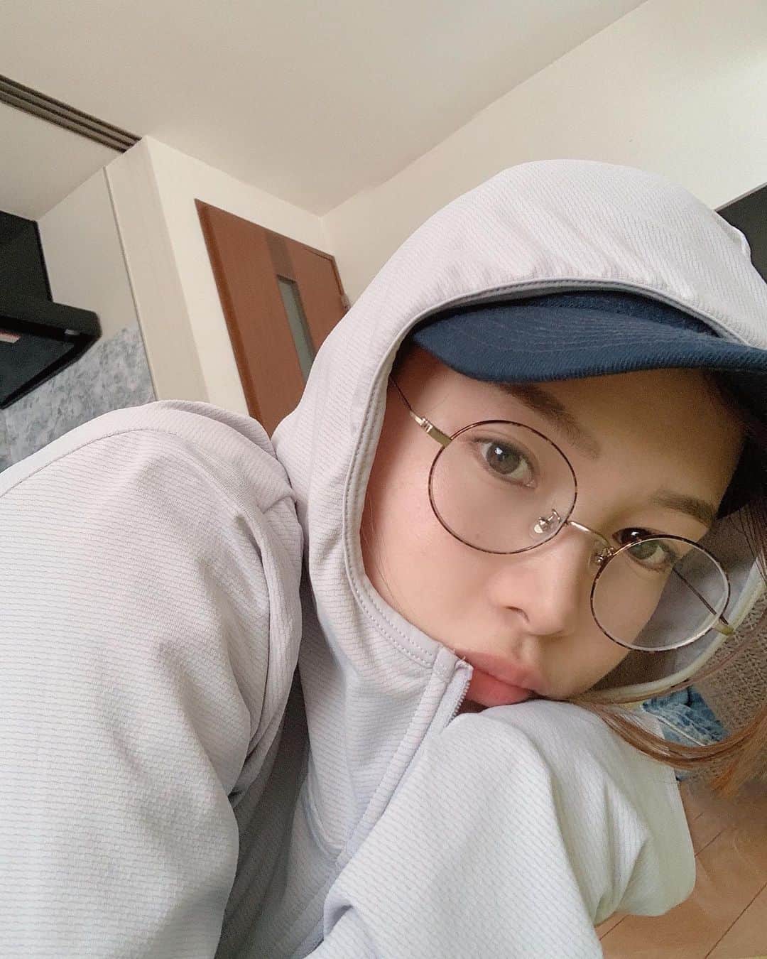 Lilmeのインスタグラム：「👓🧢🌙 近頃は朝の寒さと闘う毎日。 出来ればずっとベットでゴロゴロしていたい🐼」