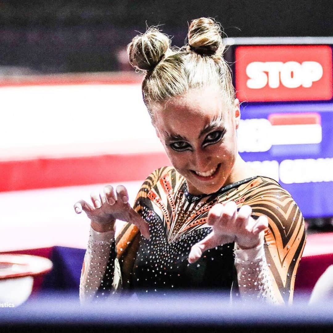 セリーヌ・バン・ガーナーのインスタグラム：「Wauw! 🤩 Genomineerd voor de VIVA400 award in de categorie ‘Krachtpatsers!’ . Niet verwacht, nooit aan gedacht, maar stiekem vind ik dit een enorme eer en hoop ik dat jullie mij aan stemmen willen helpen🙏🏻 . . Stemmen kan via de link in mijn bio of swipe up in mijn story! ❤️ #VIVA400 #stiekemheeltrots #trotsopmijnverhaal #extopsporter #gymnastics #hetprocesidemedaille #votevotevote」