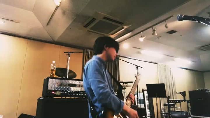 のインスタグラム：「20191030 Qyoto rehearsal ＊ まだライブ披露が少ない曲は目隠しでも弾けるくらい手に馴染ませる🎸 ずっとライブでやってきた曲はさらに磨いて成長させていく🥁 ＊ 毎日リハーサルに入ると、毎日が違う感覚です🎤 ＊ 今回は音は出せないけどリハ映像🎥 ＊ 本日の21時から期間限定のグッズ販売スタートしました！ 9/8のOSAKA MUSEでのワンマンに来れなかった方、なかなかQyotoのライブに来れない方、是非QyotoのHPをチェックして下さい〜📢 ＊ #Qyoto #TSUCHIYA #guitar #band #rock #rehearsal #studio #music #musician 途中 #drum の #KENSUKE がカメラに気づいたそうです #movie」