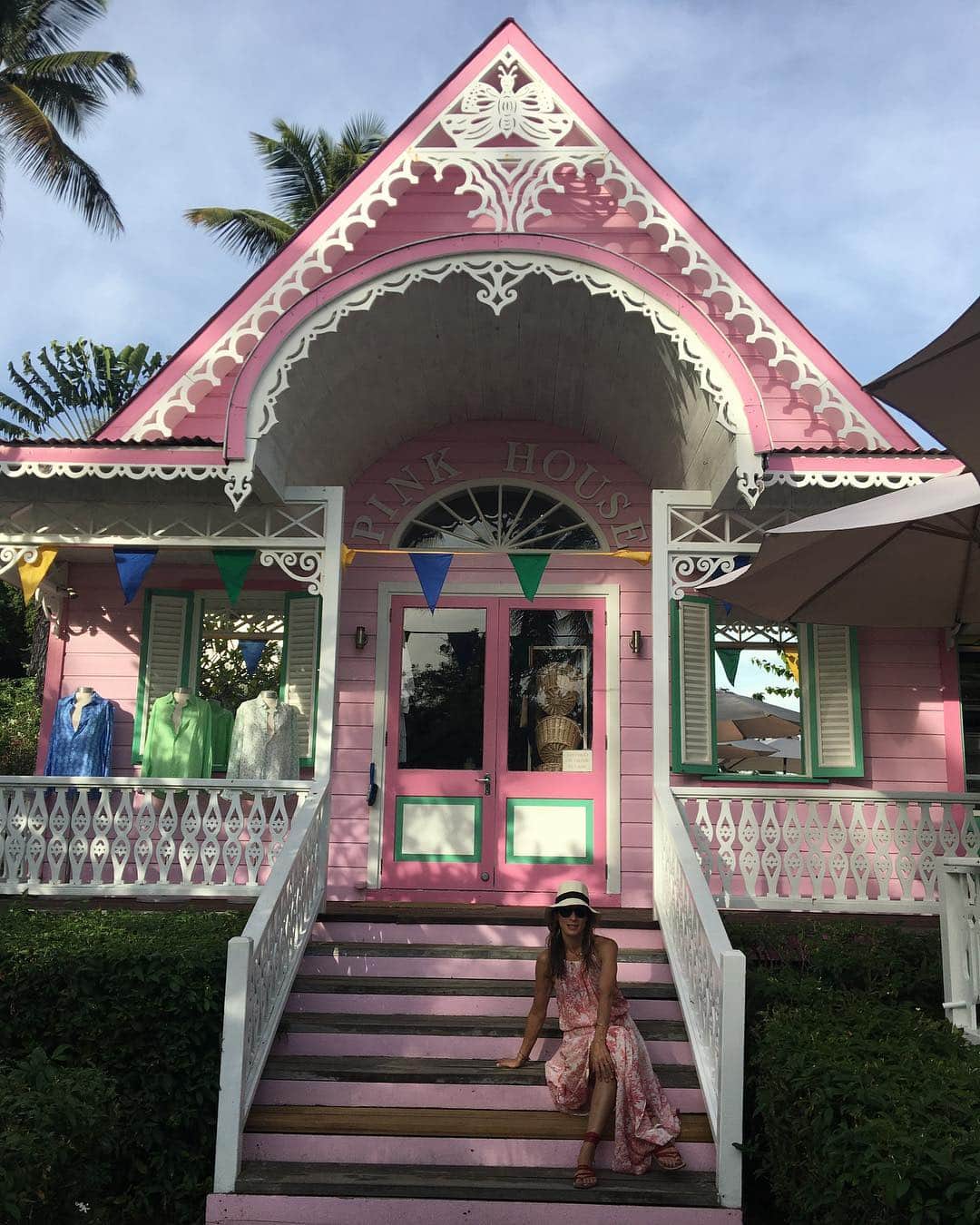 ミッシェルジョナスさんのインスタグラム写真 - (ミッシェルジョナスInstagram)「Pink House boutique... our first stop on my favorite island. #mustiqueisland #pointlookoutmustique #pinkhousemustique #islandlife🌴 #michellejonasdesigns #travelwear」10月30日 22時59分 - michellejonasdesigns